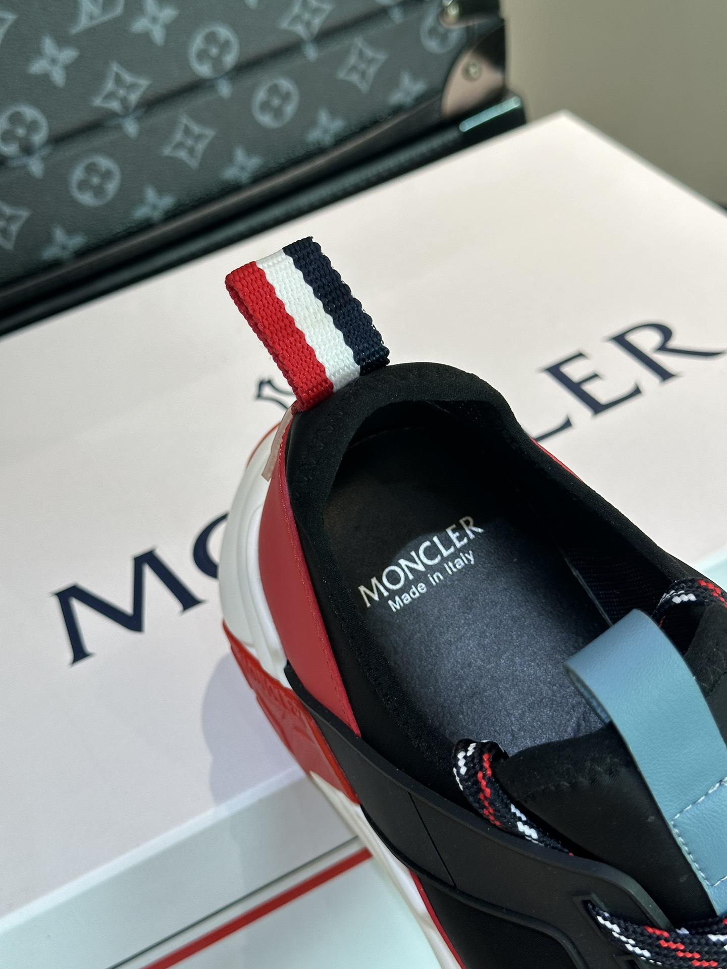 Moncler/蒙口男士休闲运动鞋设有醒目的logo细节橡胶TPU鞋底面整体点缀注塑Moncler徽标兼