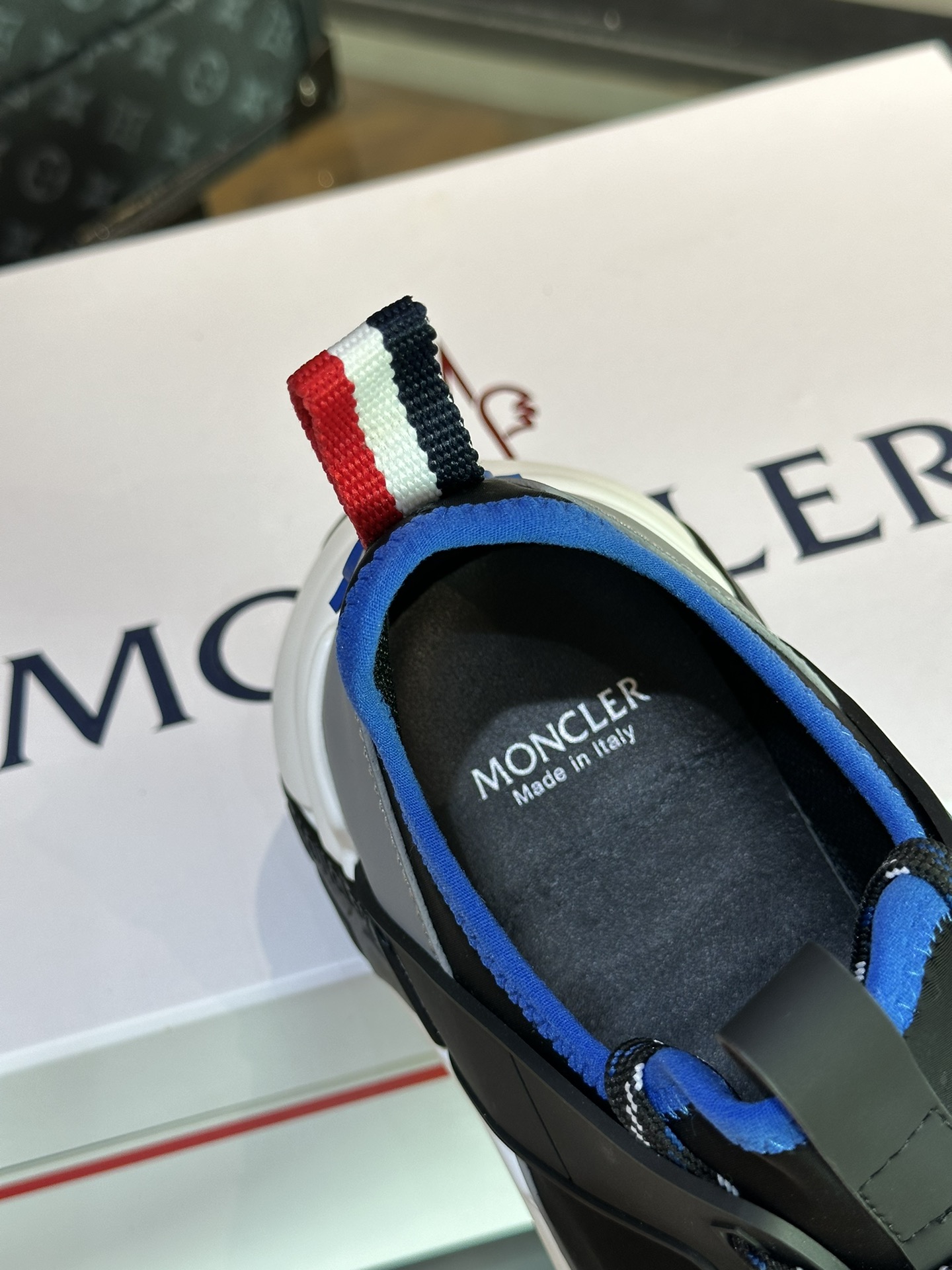 Moncler/蒙口男士休闲运动鞋设有醒目的logo细节橡胶TPU鞋底面整体点缀注塑Moncler徽标兼