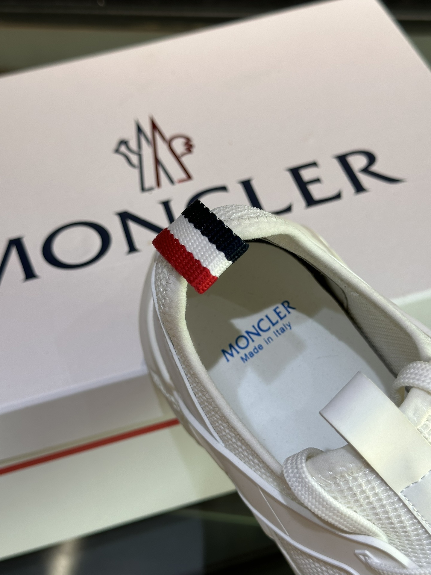 Moncler/蒙口男士休闲运动鞋设有醒目的logo细节橡胶TPU鞋底面整体点缀注塑Moncler徽标兼