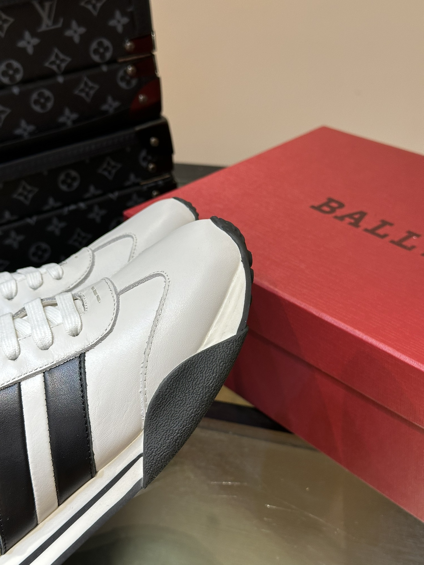 Bally/巴利新款男士皮革冲孔运动休闲鞋莞产原材料猛货！采用小牛皮鞋面几何美学裁剪W型鞋头设计侧面皮革