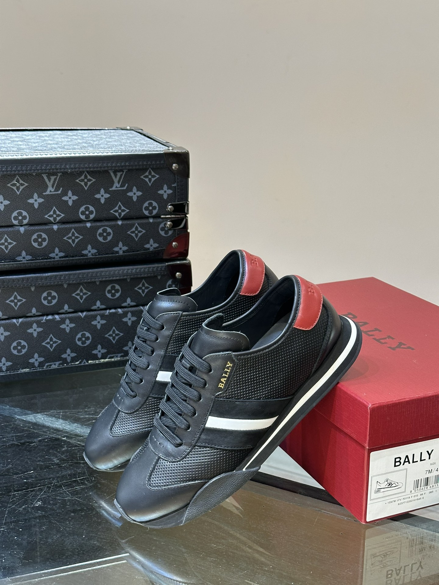 Bally/巴利新款男士皮革冲孔运动休闲鞋莞产原材料猛货！采用小牛皮鞋面几何美学裁剪W型鞋头设计侧面皮革