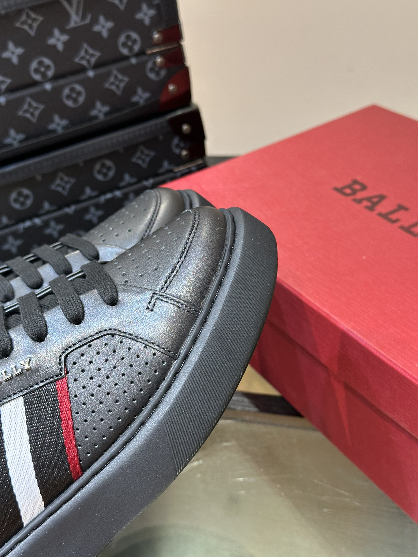 Bally/巴利新款男士休闲运动鞋莞产猛货采用小牛皮鞋面鞋头开孔细节皮质质感细腻光滑有光泽侧面饰有专用品