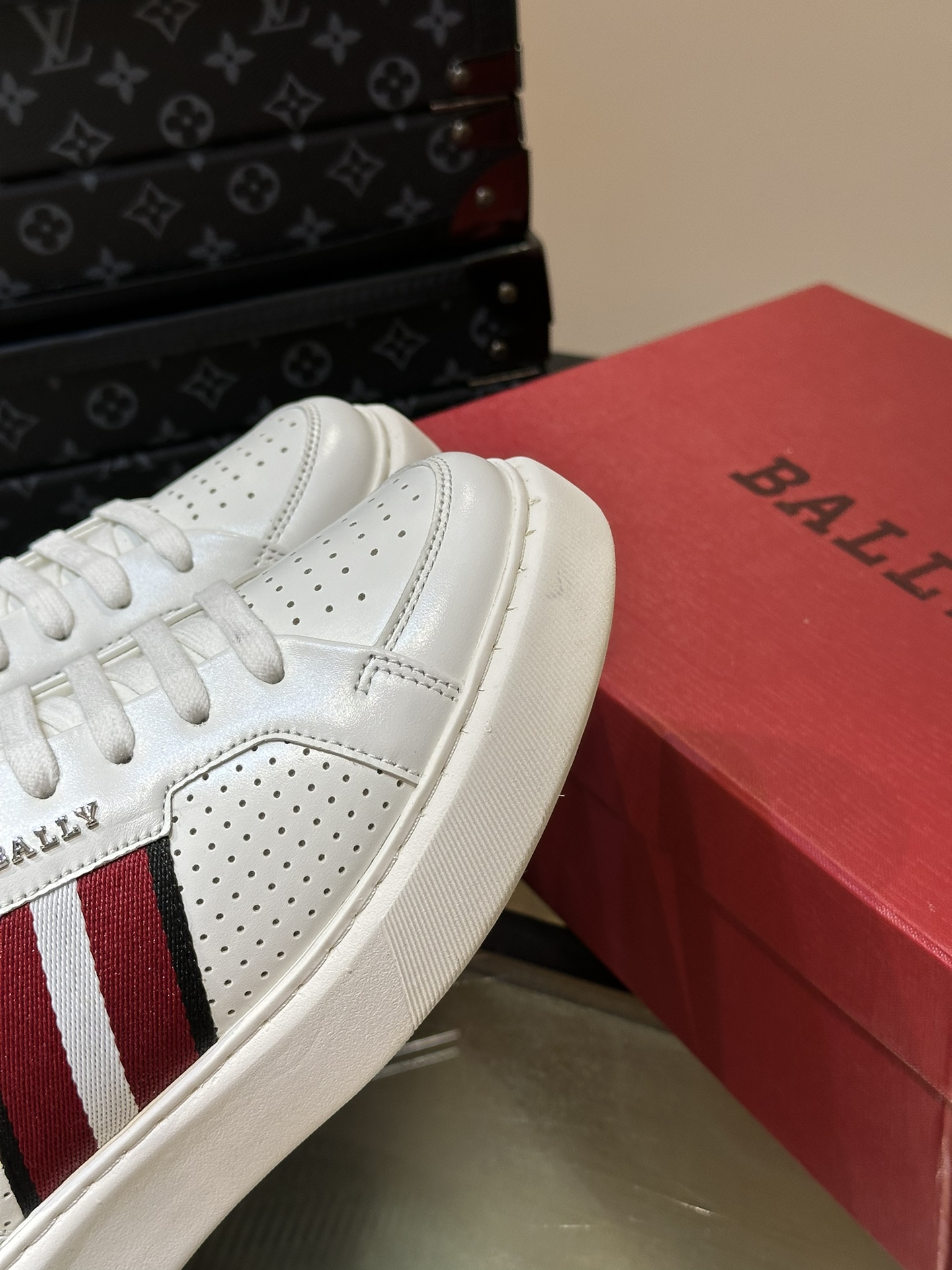 Bally/巴利新款男士休闲运动鞋莞产猛货采用小牛皮鞋面鞋头开孔细节皮质质感细腻光滑有光泽侧面饰有专用品