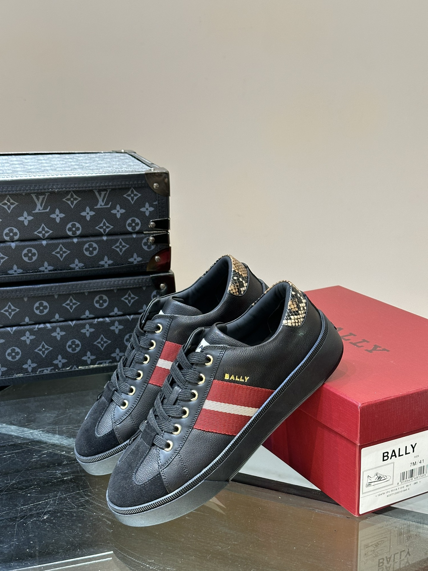 BALLY/巴利新款男士皮革休闲运动鞋这款运动鞋采用柔软小牛皮革鞋面配有经典B家三色条纹饰带装饰后跟饰有