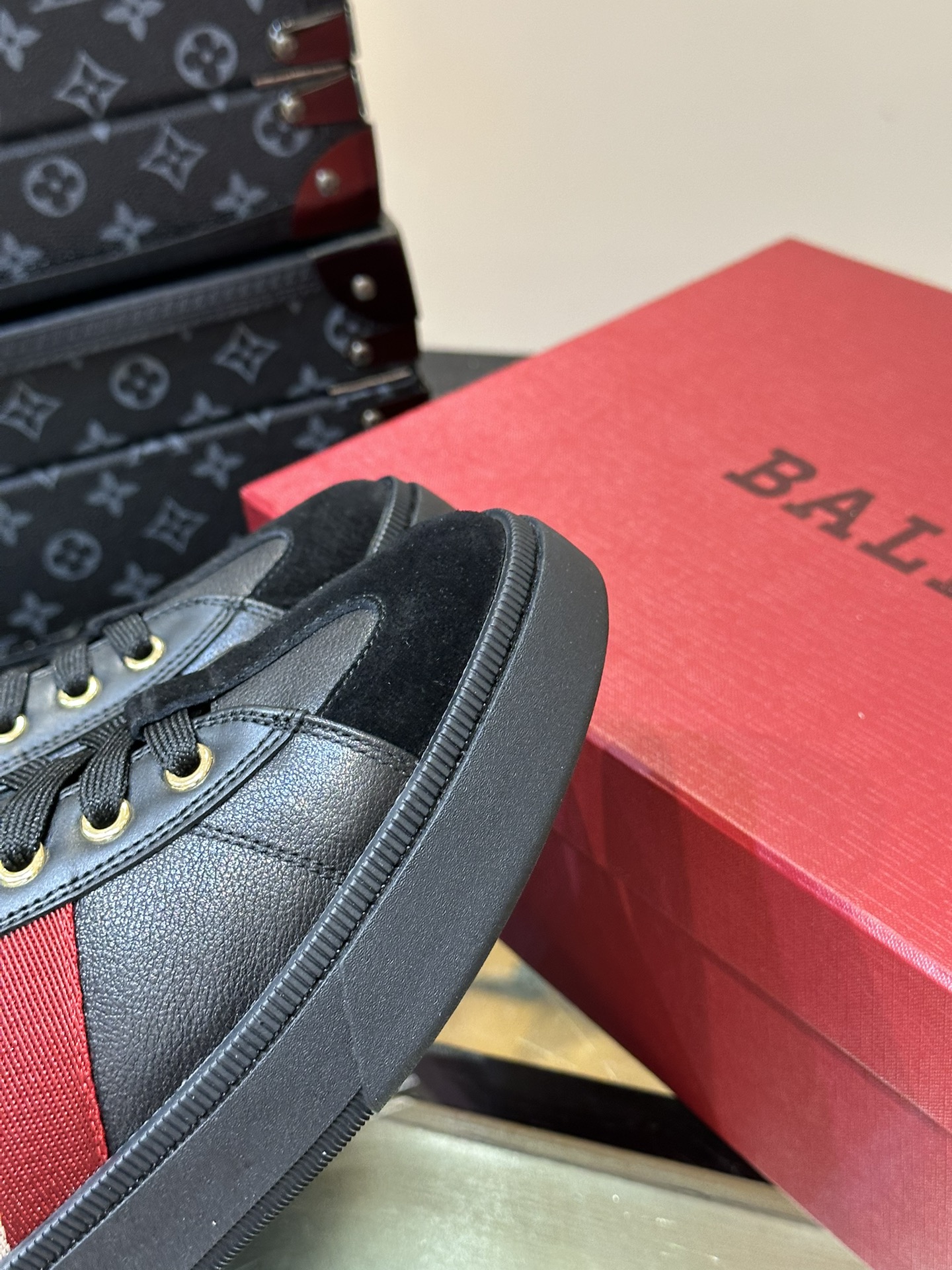 BALLY/巴利新款男士皮革休闲运动鞋这款运动鞋采用柔软小牛皮革鞋面配有经典B家三色条纹饰带装饰后跟饰有