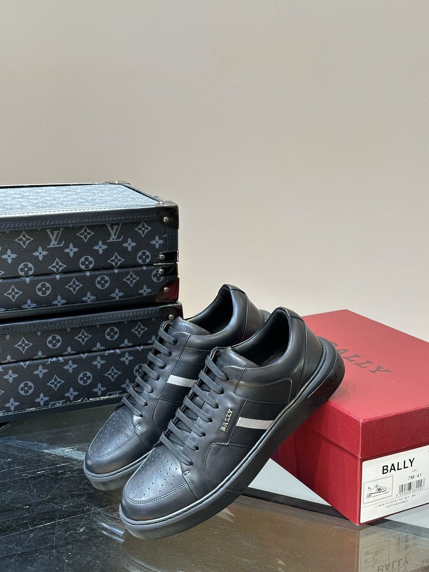 Bally/巴利新款男士休闲运动鞋莞产猛货采用小牛皮鞋面鞋头开孔细节皮质质感细腻光滑有光泽侧面饰有专用品