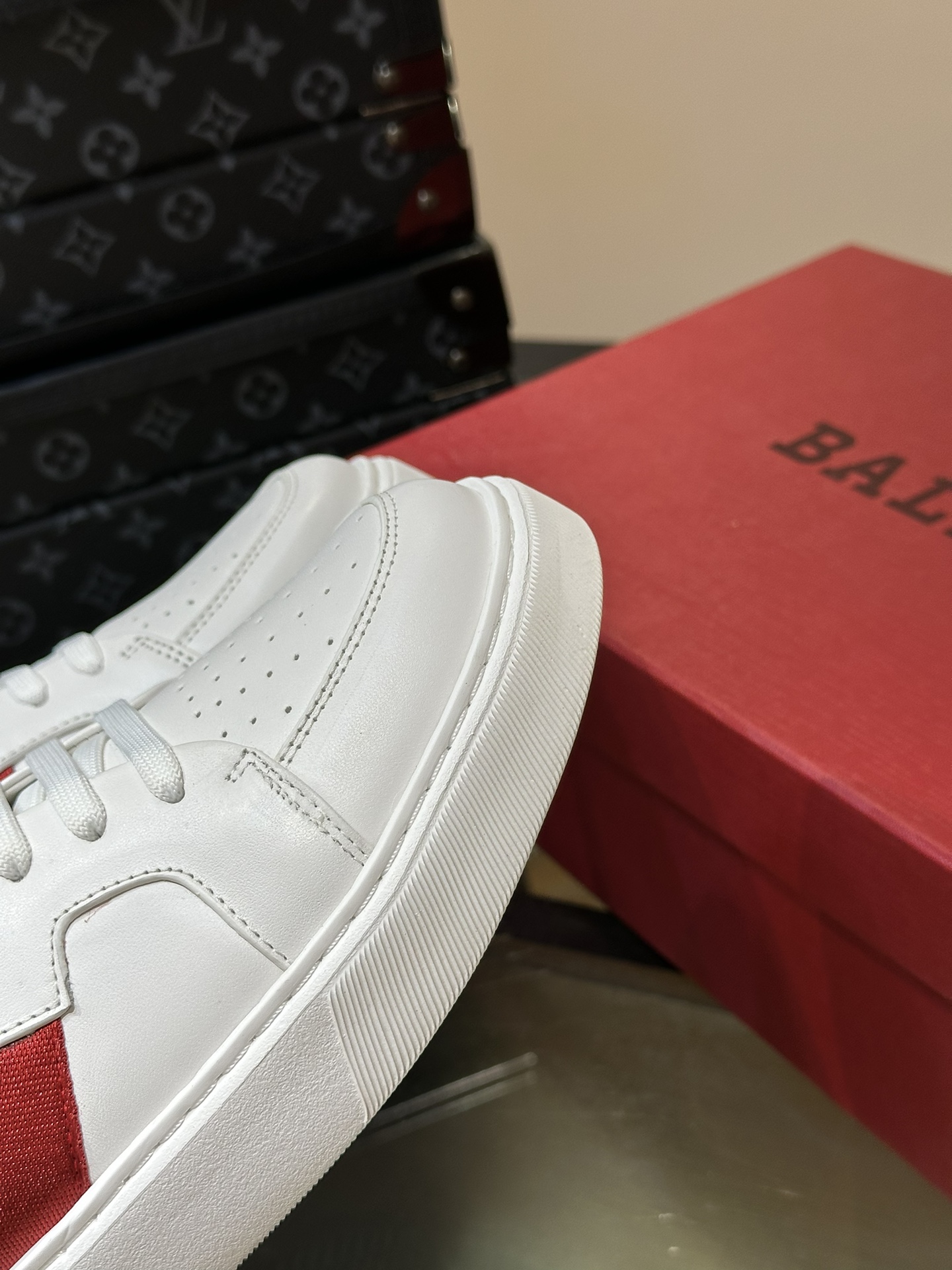 Bally/巴利新款男士休闲运动鞋莞产猛货采用小牛皮鞋面鞋头开孔细节皮质质感细腻光滑有光泽侧面饰有专用品