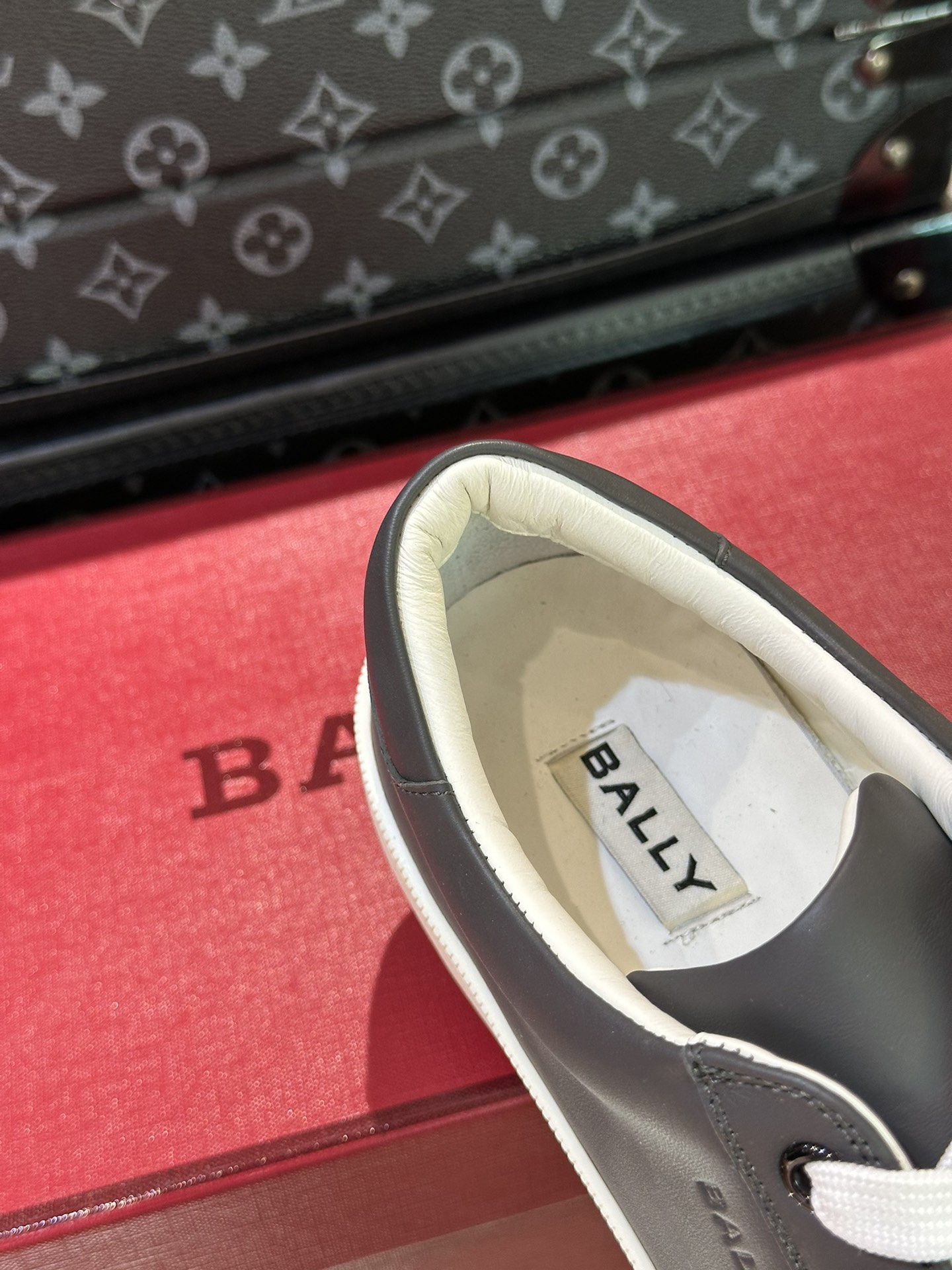 BALLY/巴利男士新款皮革休闲运动鞋莞产猛货！这款运动鞋采用进口小牛皮制成搭配经典橡胶鞋底在永恒的设计