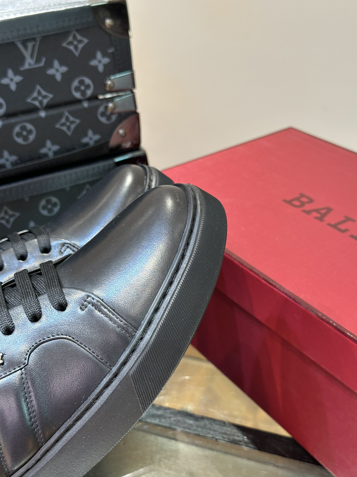 BALLY/巴利男士新款皮革休闲运动鞋莞产猛货！这款运动鞋采用进口小牛皮制成搭配经典橡胶鞋底在永恒的设计