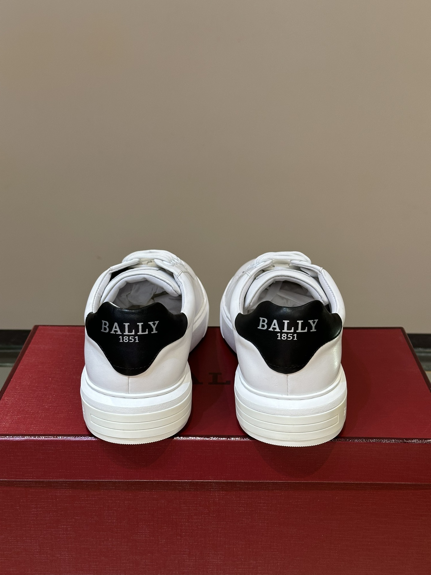 BALLY/巴利男士新款皮革休闲运动鞋莞产猛货！这款运动鞋采用进口小牛皮制成搭配经典橡胶鞋底在永恒的设计