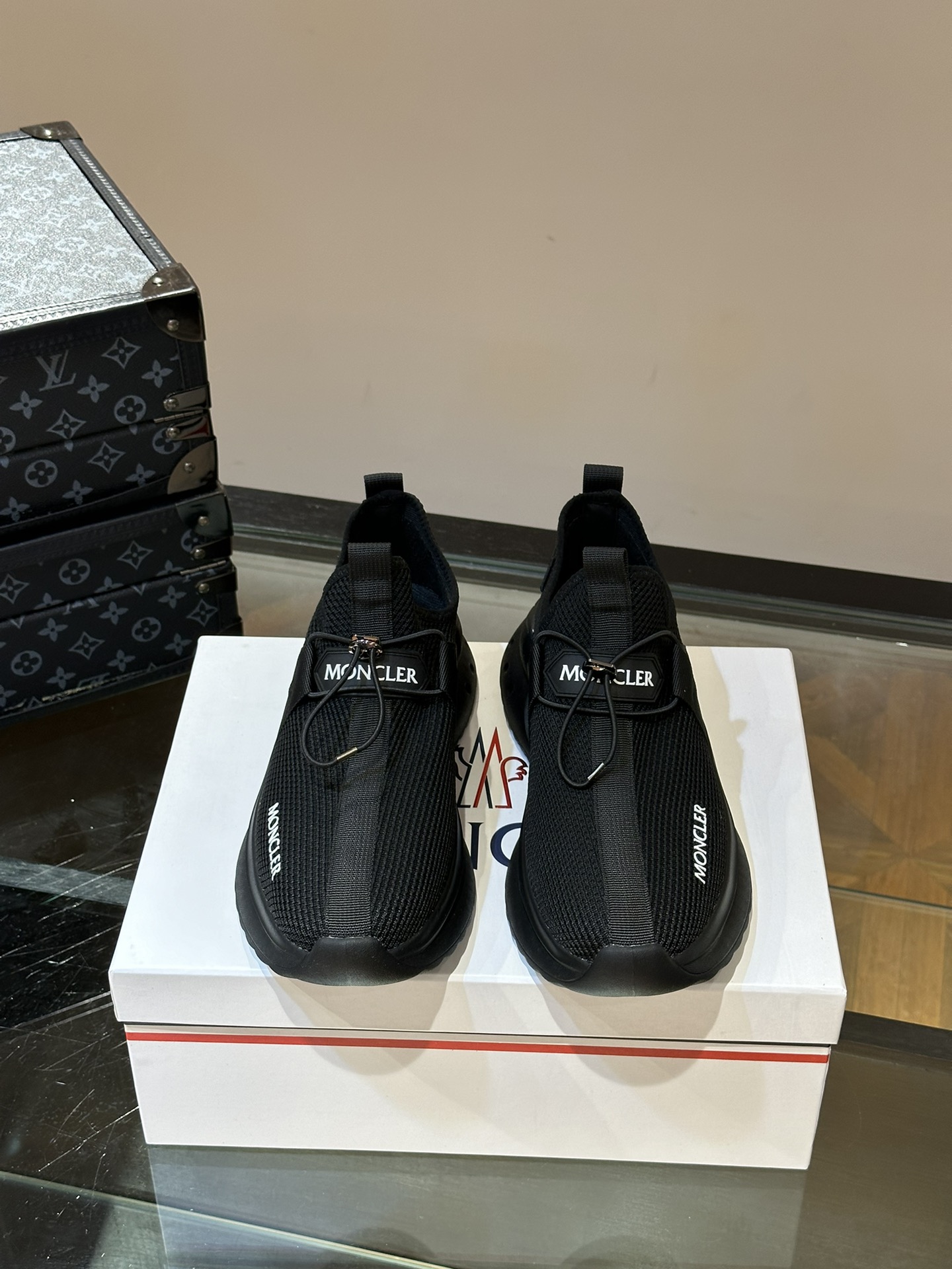 Moncler/蒙口男士休闲运动鞋设有醒目的logo细节一体飞织面料舒适透气兼备创新功能性与图形细节于一