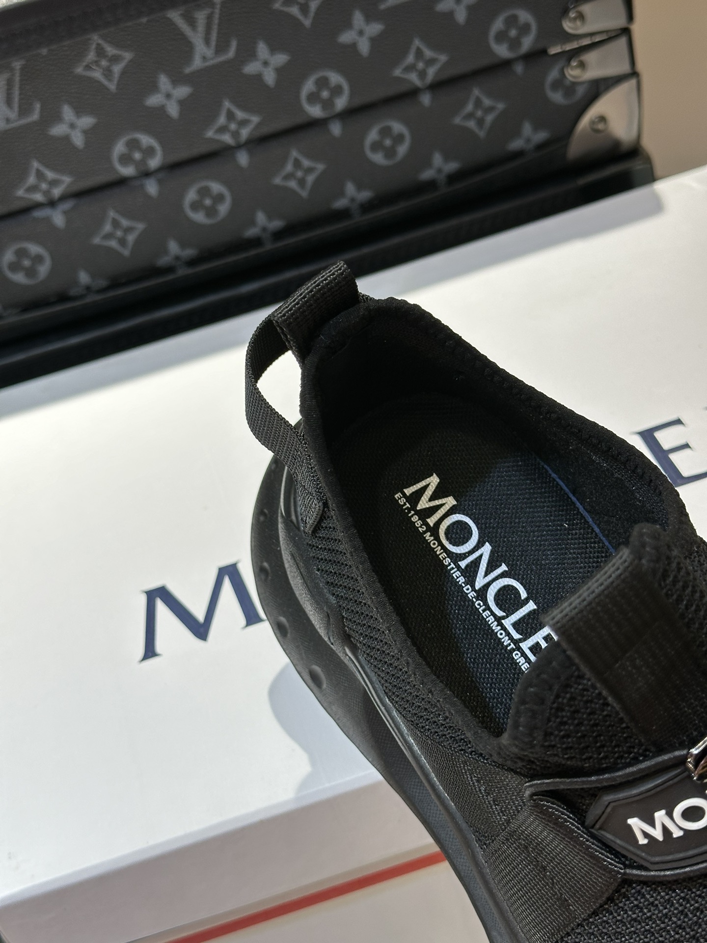 Moncler/蒙口男士休闲运动鞋设有醒目的logo细节一体飞织面料舒适透气兼备创新功能性与图形细节于一