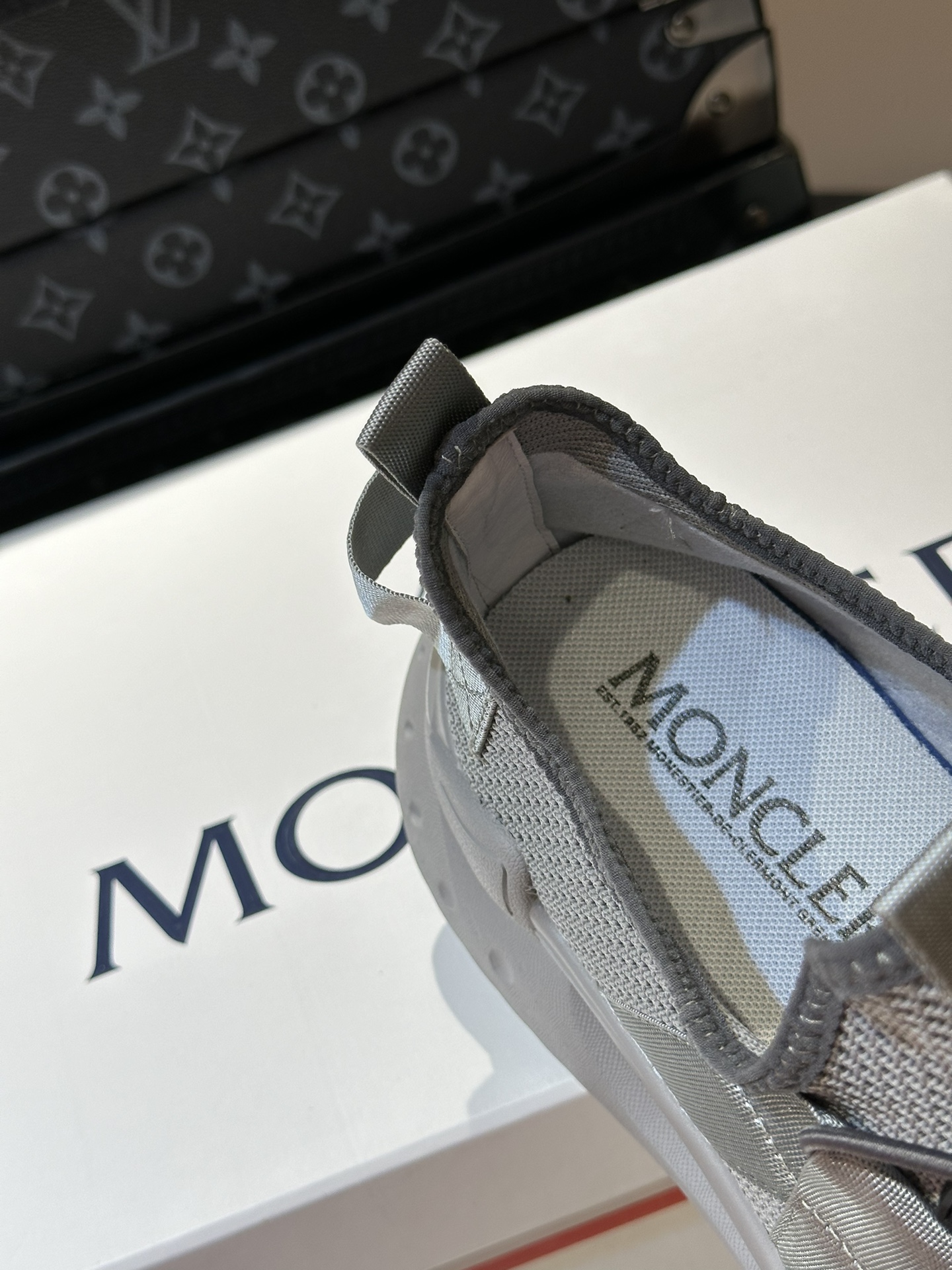 Moncler/蒙口男士休闲运动鞋设有醒目的logo细节一体飞织面料舒适透气兼备创新功能性与图形细节于一