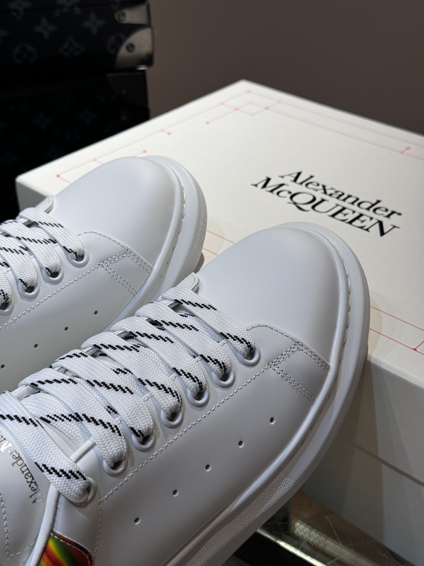 ALEXANDERMCQUEEN/亚历山大麦昆情侣款阔形厚底增高鞋超级无敌百搭全白色小牛皮搭配黑色反绒牛