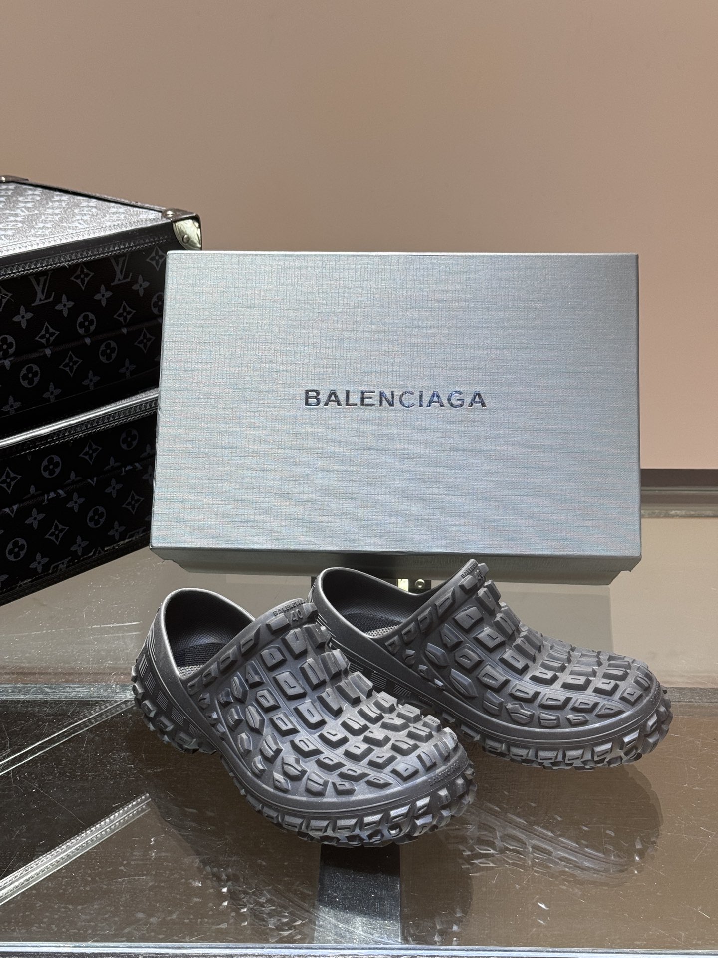 BALENCIAGA巴黎世家情侣款轮胎凉拖鞋最新款轮胎底复古休闲运动凉拖系列推出TheHackerPro