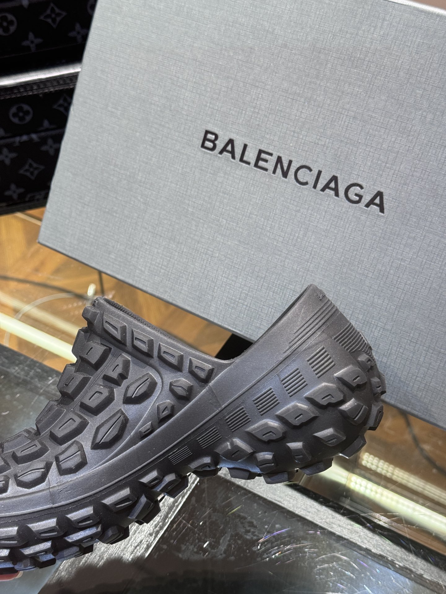 BALENCIAGA巴黎世家情侣款轮胎凉拖鞋最新款轮胎底复古休闲运动凉拖系列推出TheHackerPro