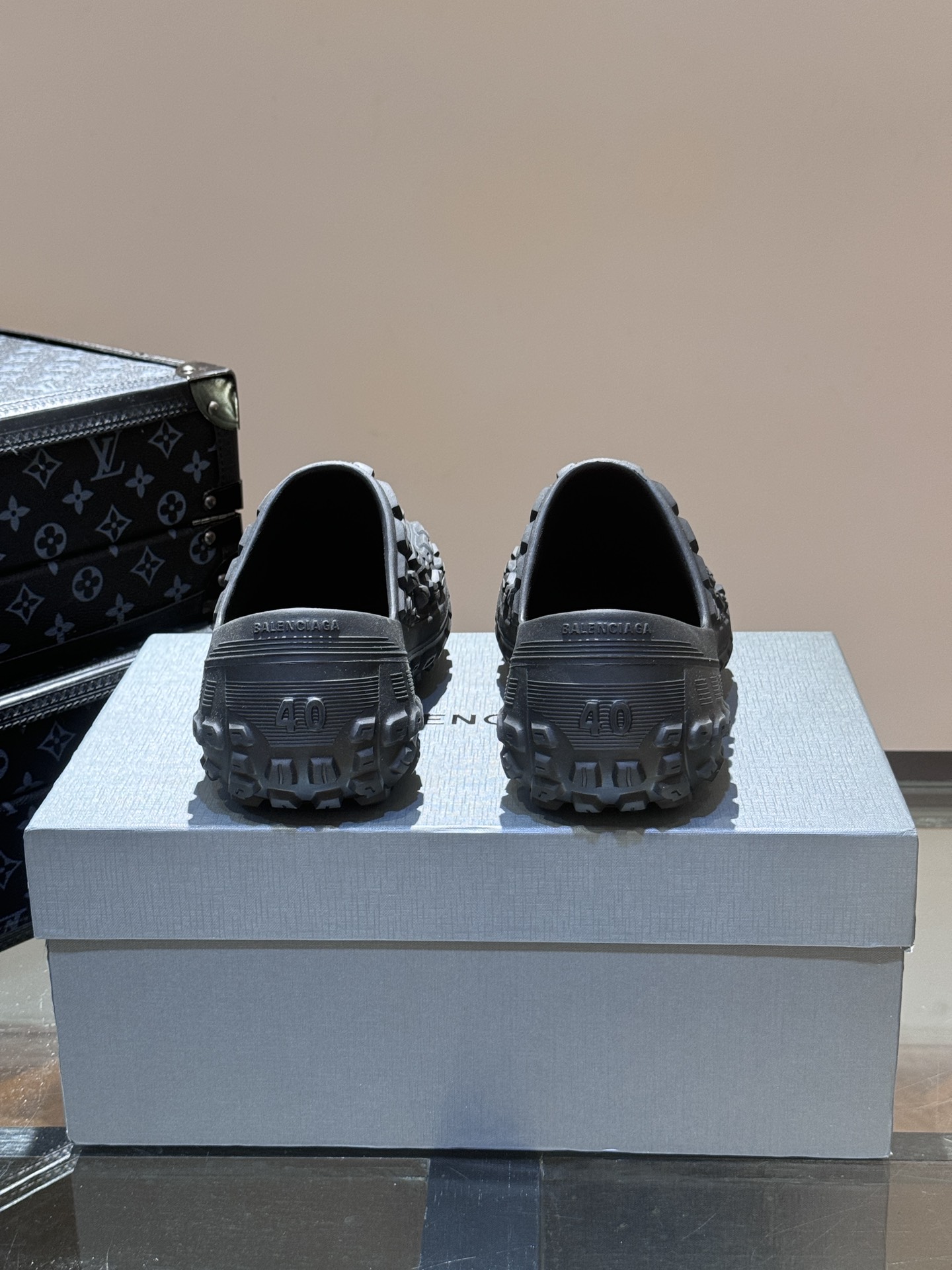 BALENCIAGA巴黎世家情侣款轮胎凉拖鞋最新款轮胎底复古休闲运动凉拖系列推出TheHackerPro