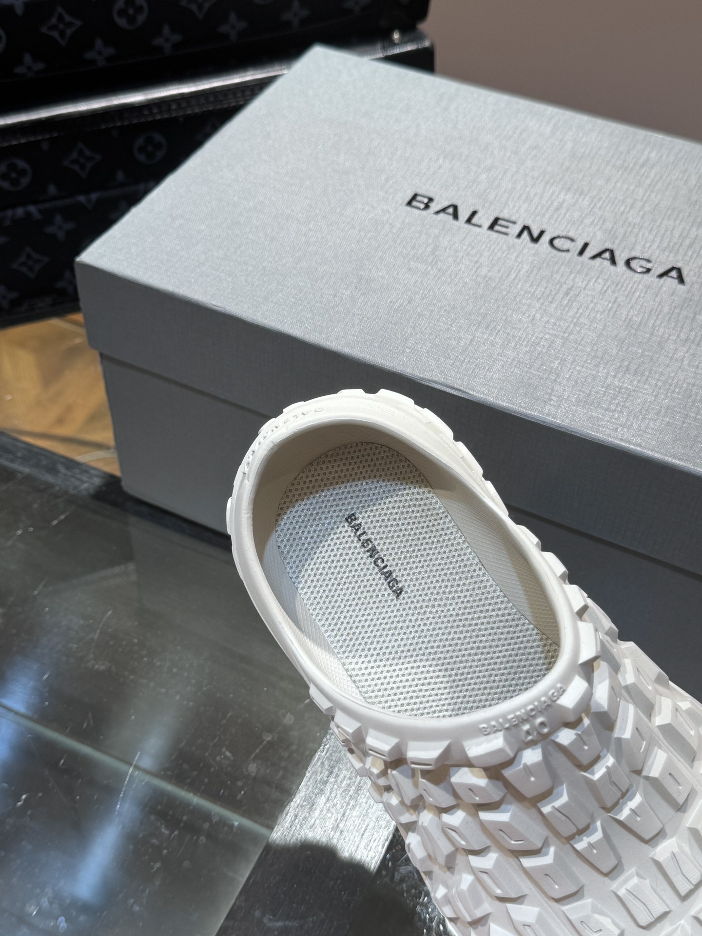 BALENCIAGA巴黎世家情侣款轮胎凉拖鞋最新款轮胎底复古休闲运动凉拖系列推出TheHackerPro