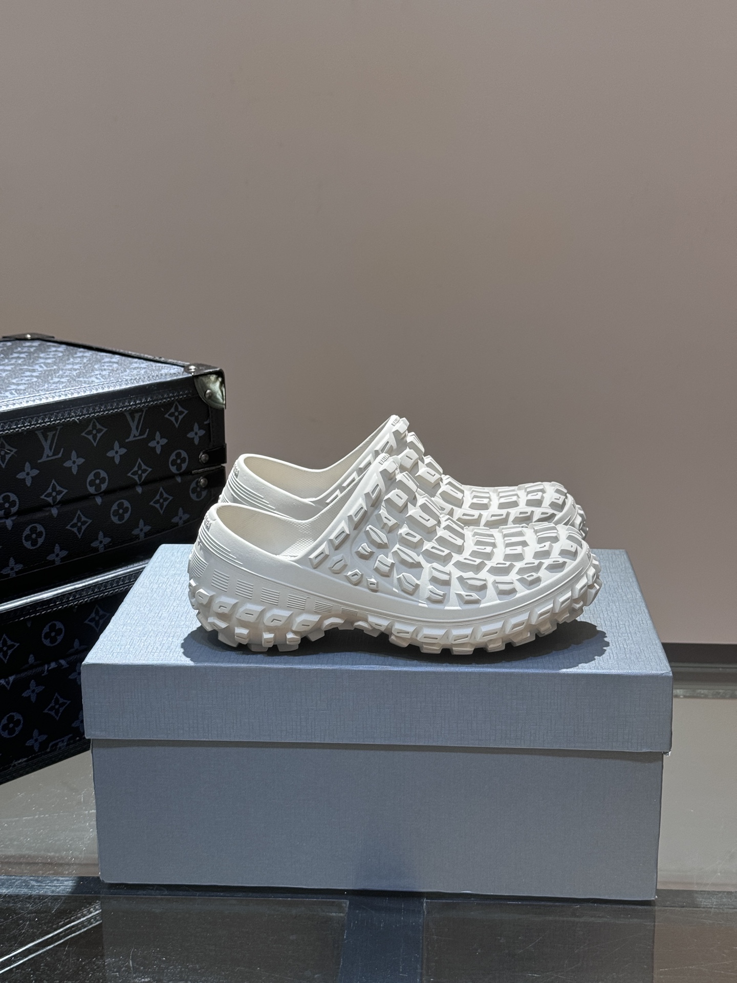 BALENCIAGA巴黎世家情侣款轮胎凉拖鞋最新款轮胎底复古休闲运动凉拖系列推出TheHackerPro