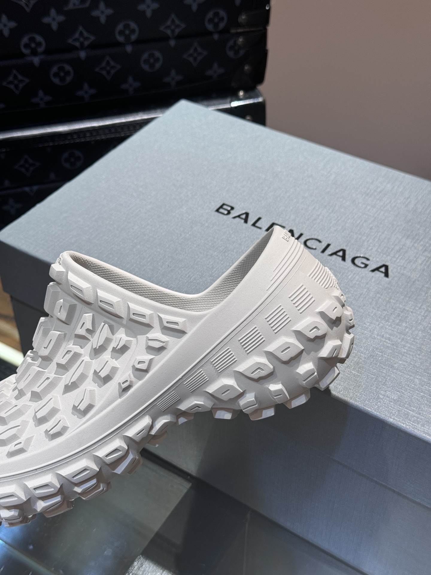 BALENCIAGA巴黎世家情侣款轮胎凉拖鞋最新款轮胎底复古休闲运动凉拖系列推出TheHackerPro