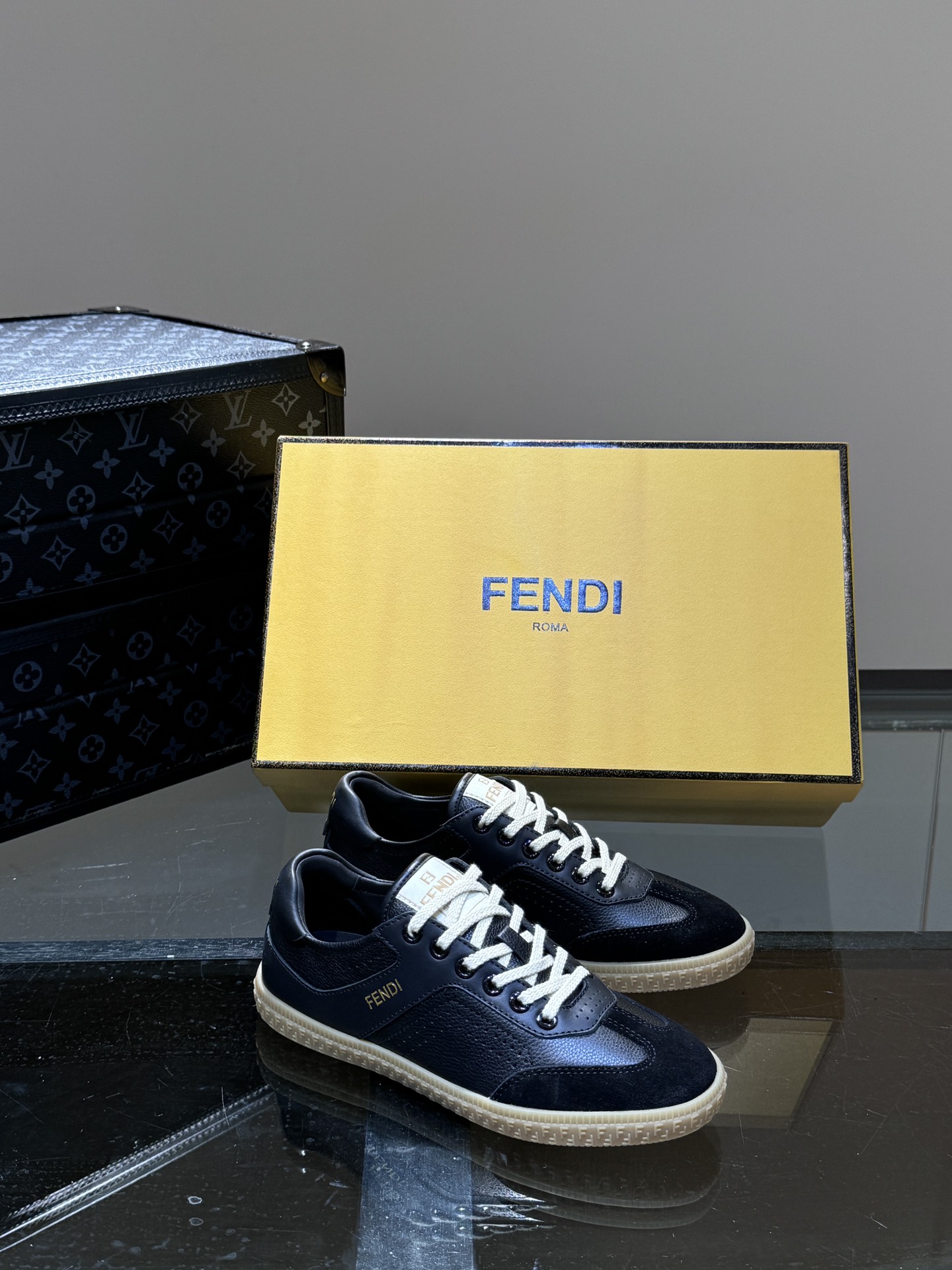 FEND*情侣款低帮系带休闲运动鞋头层牛皮面料打造简约时尚单品橡胶鞋底后跟处带FENDIRoma字样头层