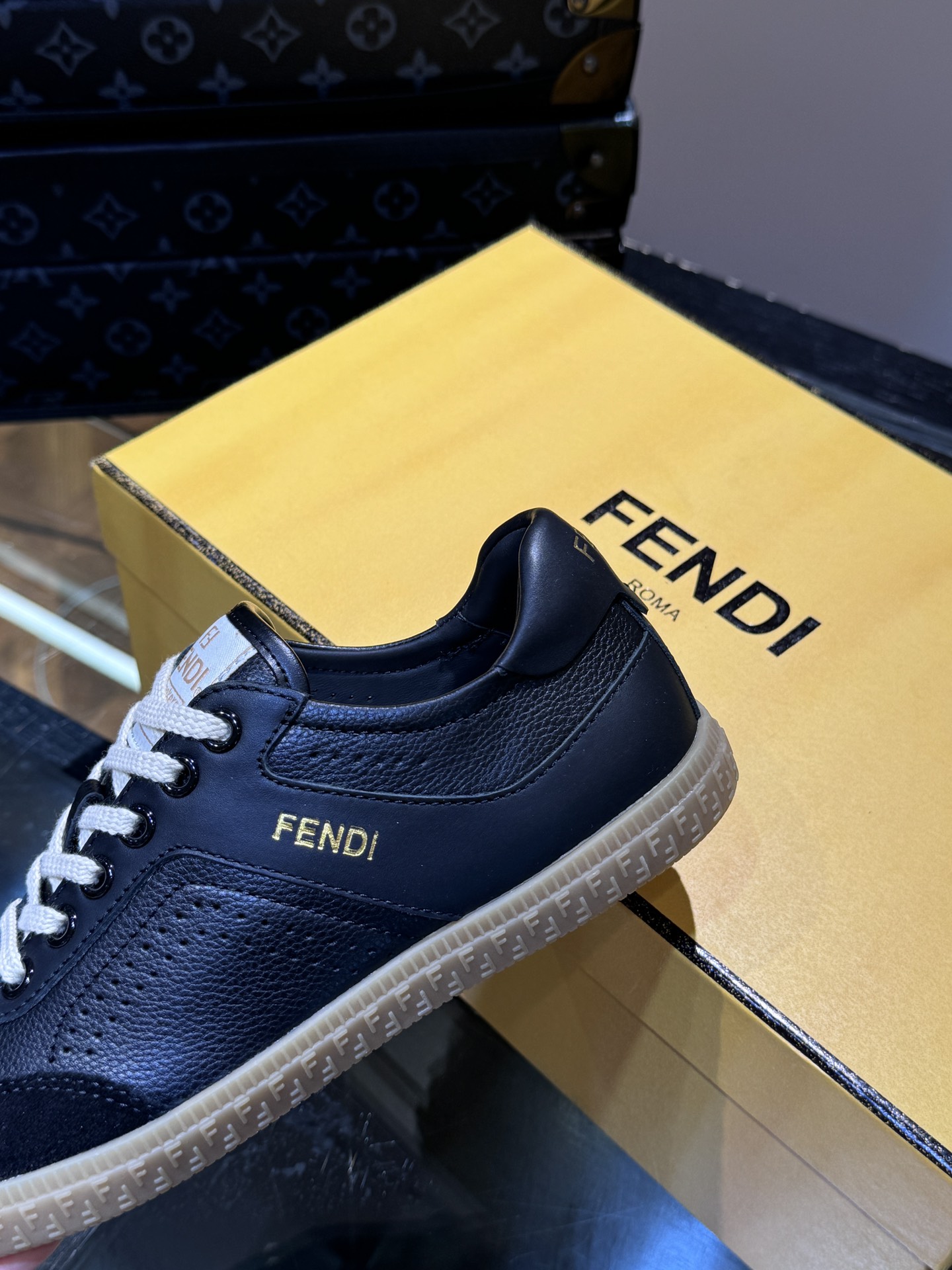 FEND*情侣款低帮系带休闲运动鞋头层牛皮面料打造简约时尚单品橡胶鞋底后跟处带FENDIRoma字样头层