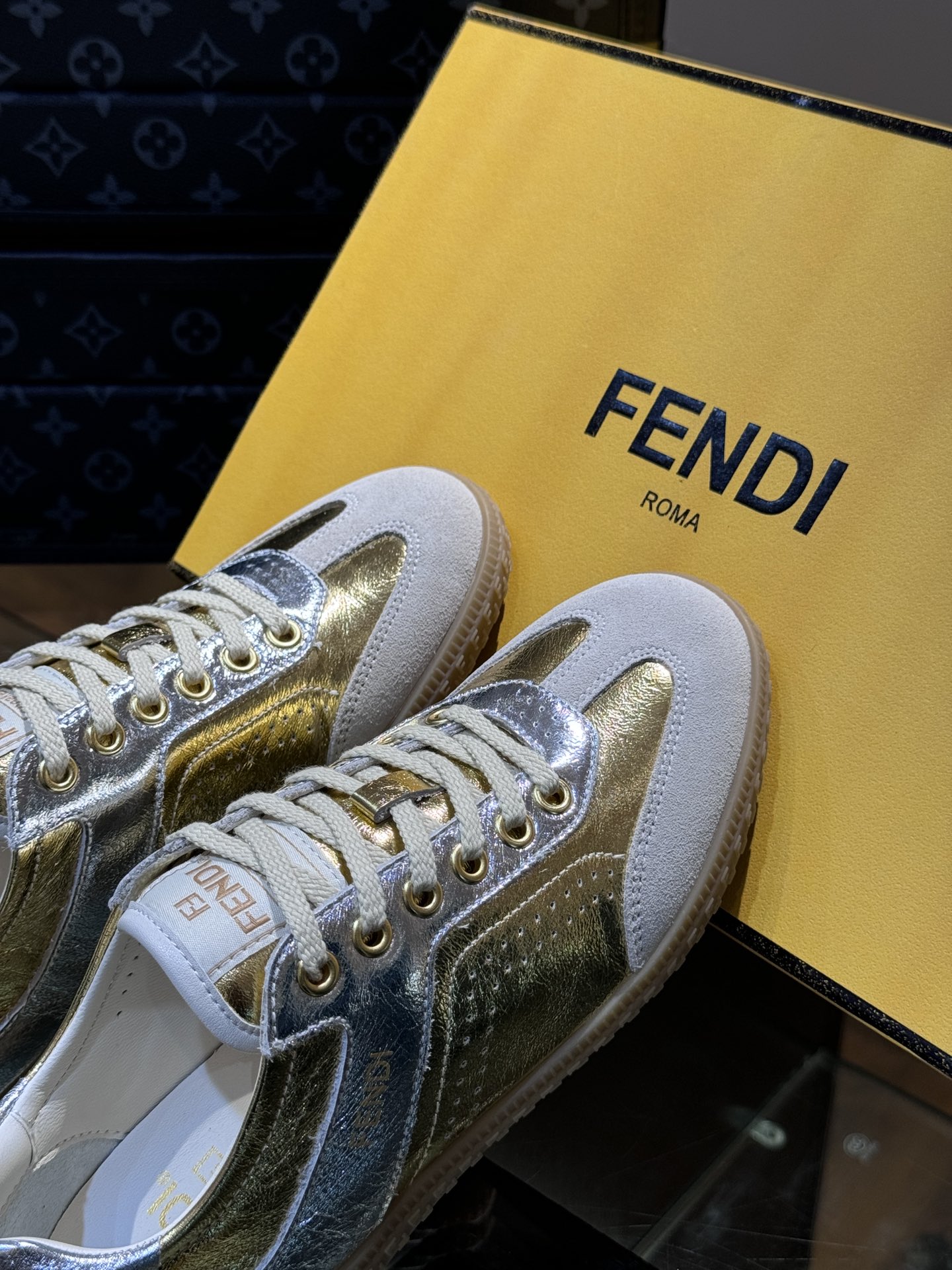 FEND*情侣款低帮系带休闲运动鞋头层牛皮面料打造简约时尚单品橡胶鞋底后跟处带FENDIRoma字样头层