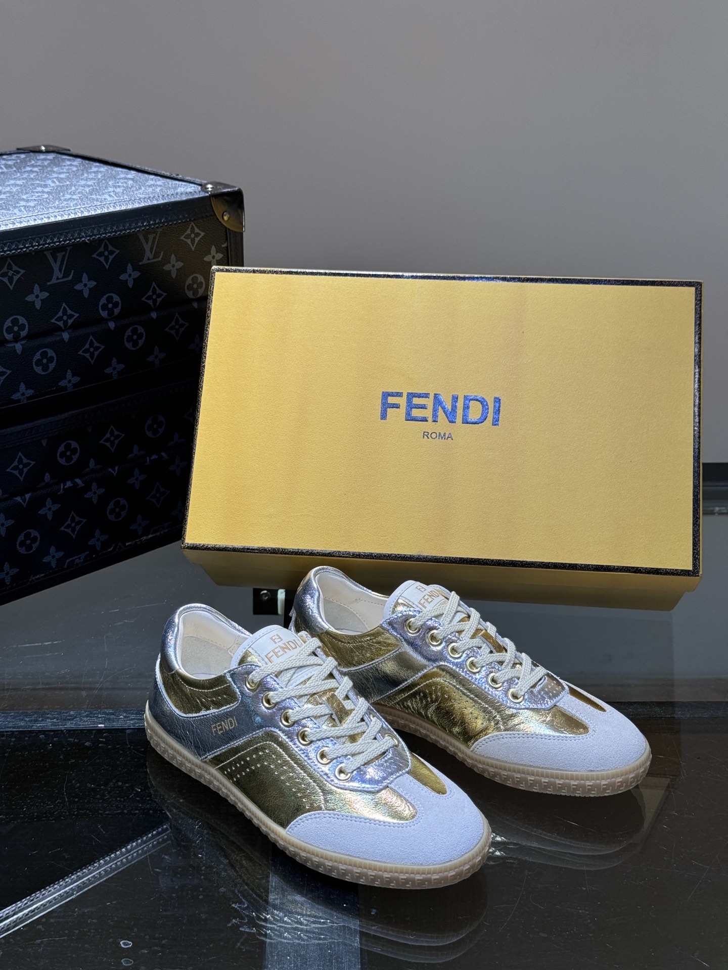 FEND*情侣款低帮系带休闲运动鞋头层牛皮面料打造简约时尚单品橡胶鞋底后跟处带FENDIRoma字样头层