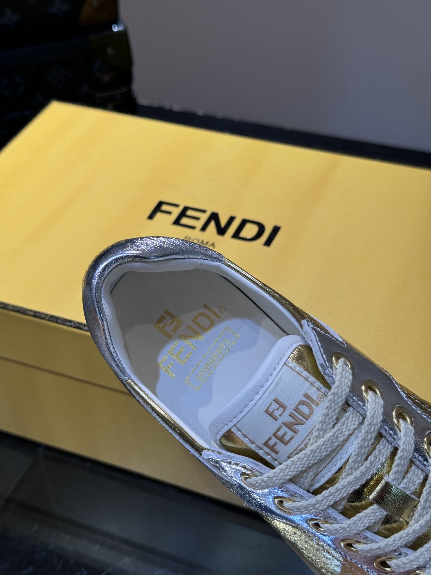 FEND*情侣款低帮系带休闲运动鞋头层牛皮面料打造简约时尚单品橡胶鞋底后跟处带FENDIRoma字样头层