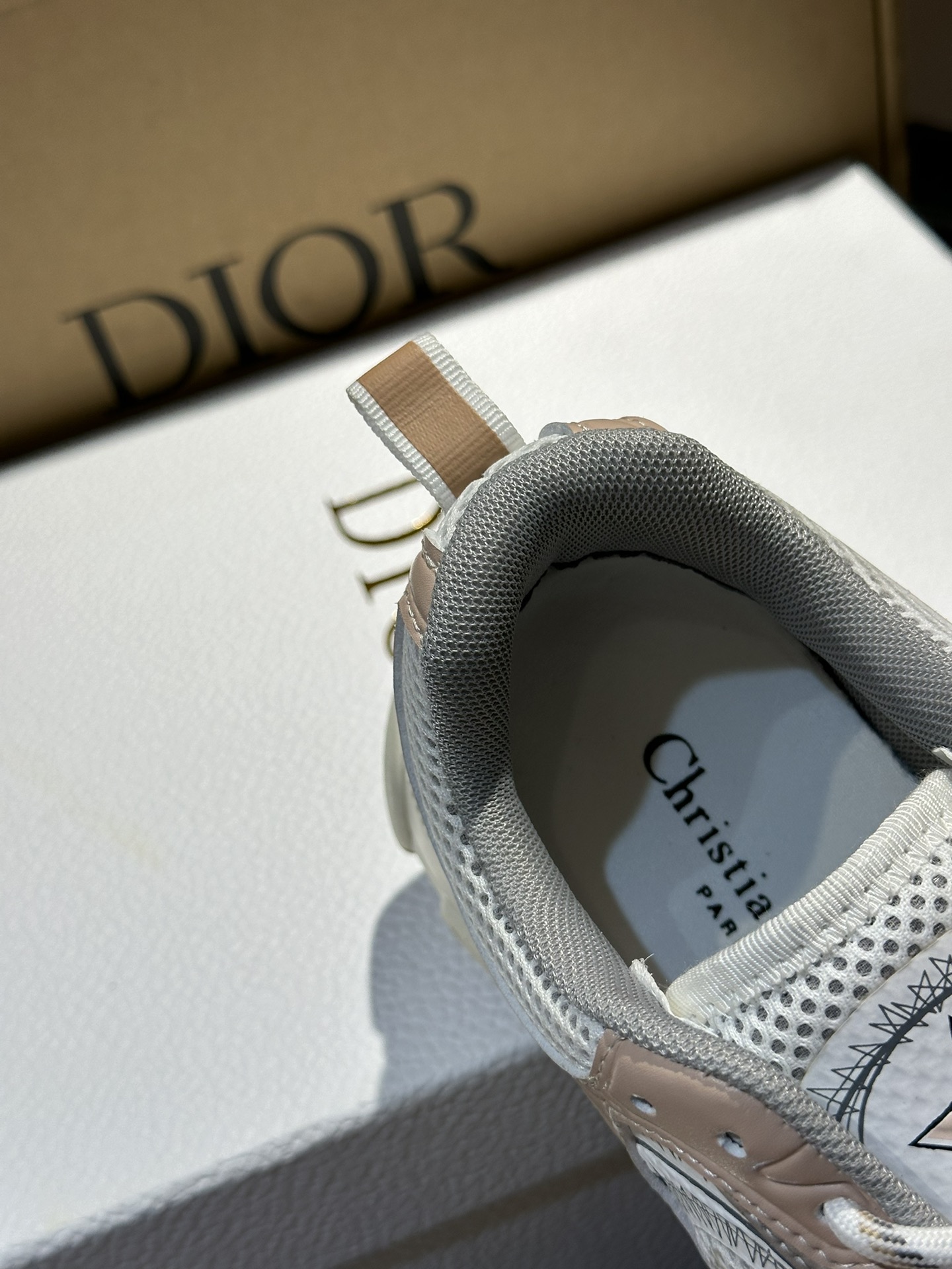 DIOR/迪奥情侣款Chrono运动鞋这款DiorChrono运动鞋以Dior的高订风格重新演绎跑步鞋网