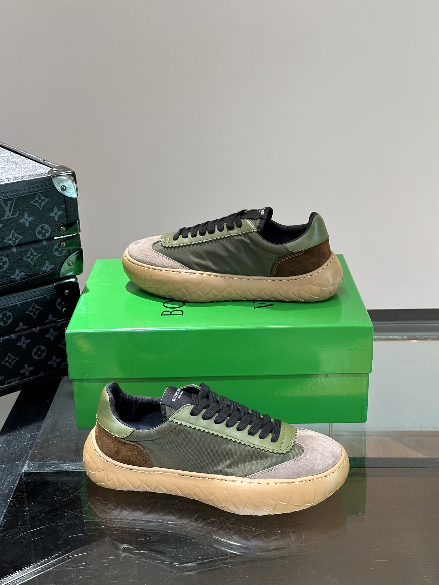 BV/葆蝶家新款男士德训运动鞋Sneaker科技尼龙和绒面打造灵感来自复古篮球鞋全新演绎经典运动鞋轻便舒