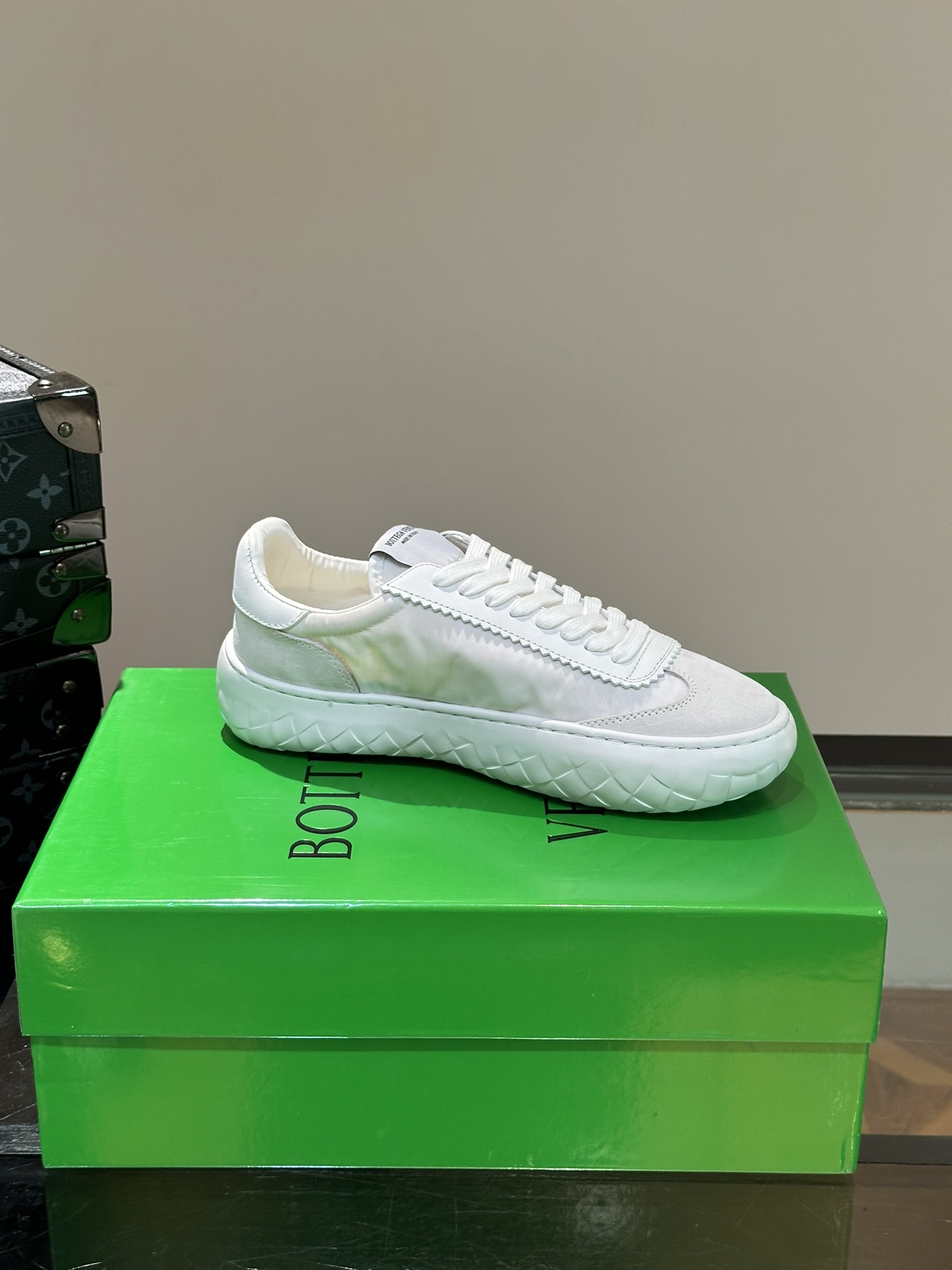 BV/葆蝶家新款男士德训运动鞋Sneaker科技尼龙和绒面打造灵感来自复古篮球鞋全新演绎经典运动鞋轻便舒