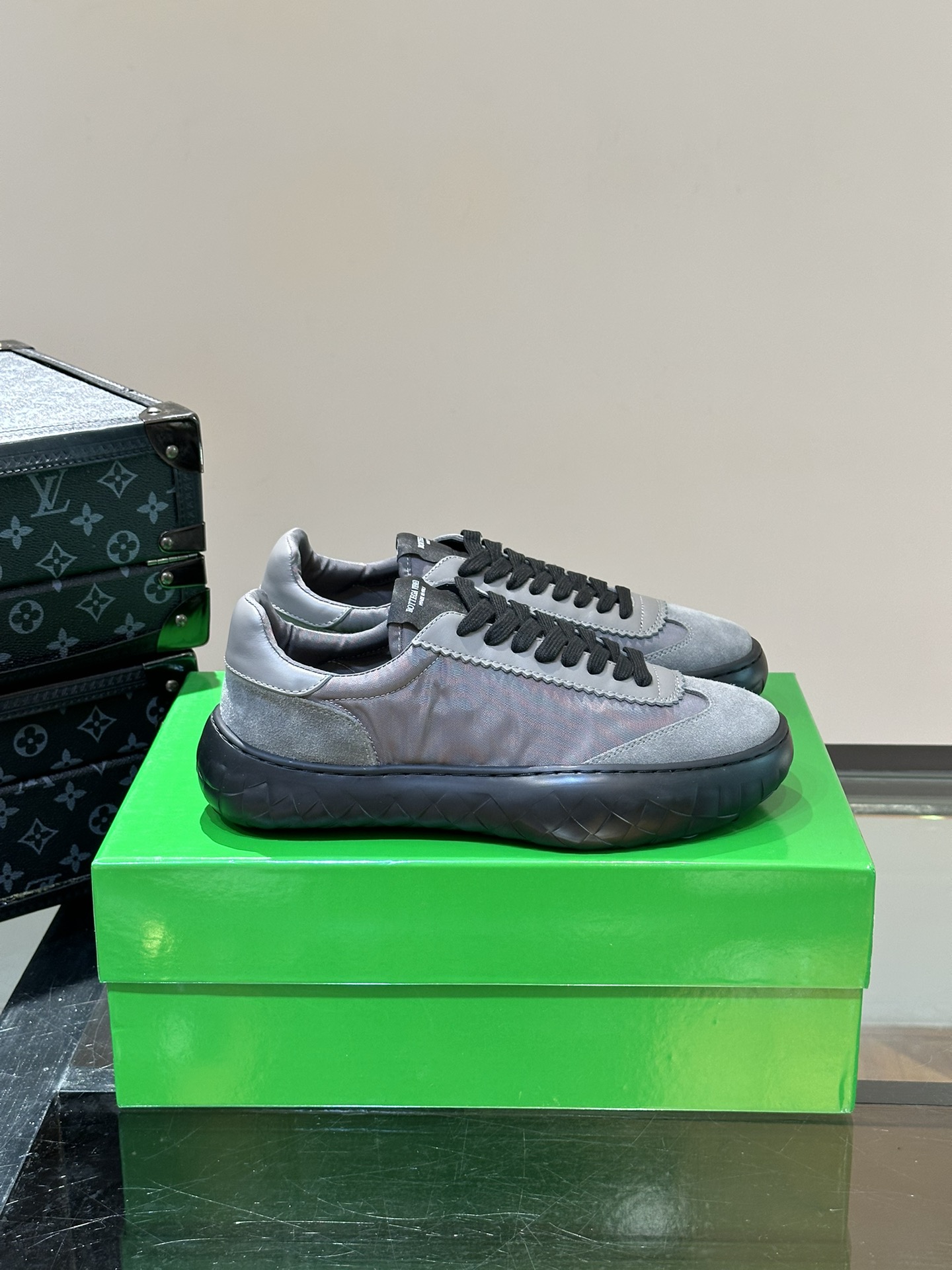 BV/葆蝶家新款男士德训运动鞋Sneaker科技尼龙和绒面打造灵感来自复古篮球鞋全新演绎经典运动鞋轻便舒