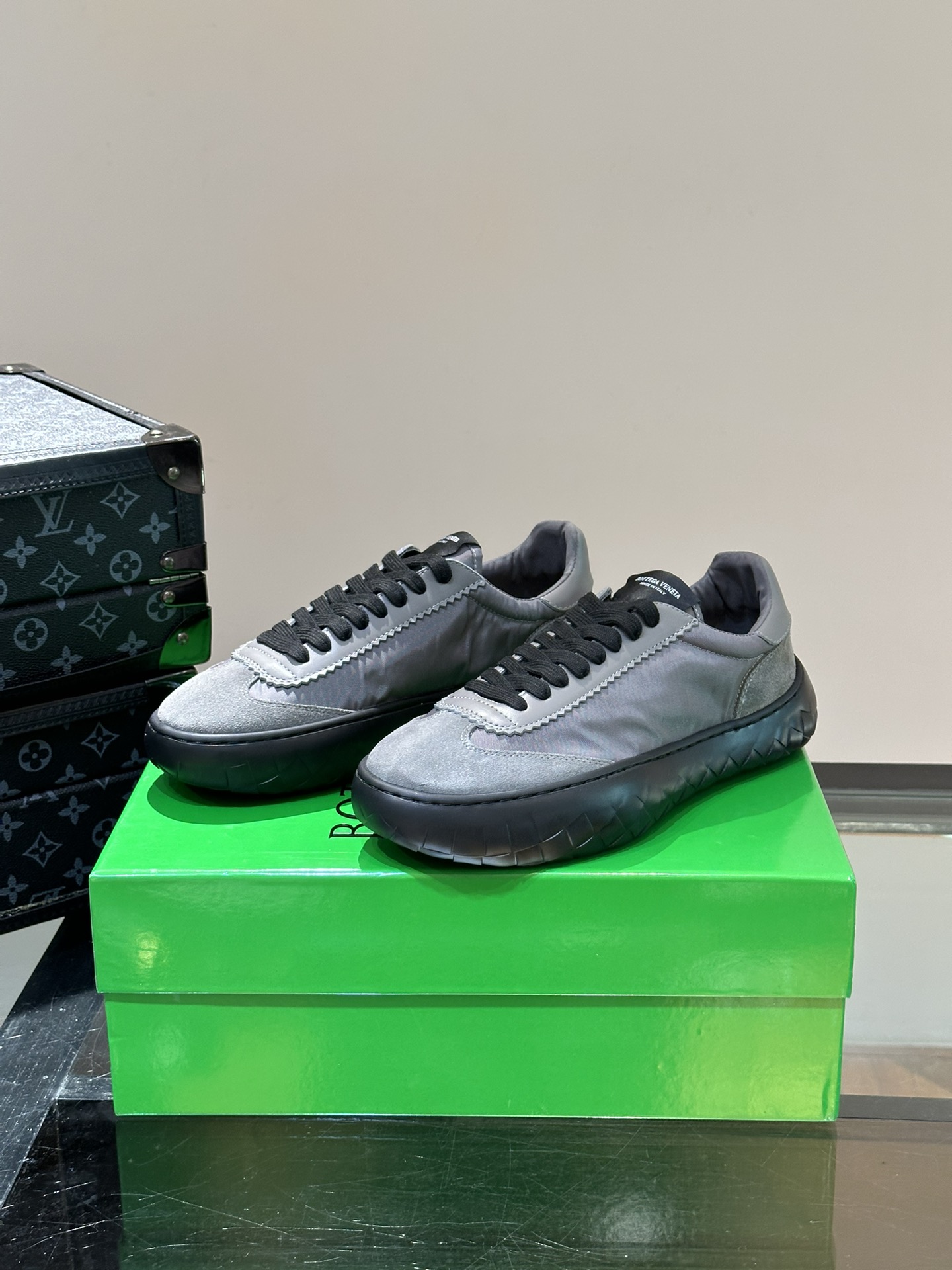 BV/葆蝶家新款男士德训运动鞋Sneaker科技尼龙和绒面打造灵感来自复古篮球鞋全新演绎经典运动鞋轻便舒