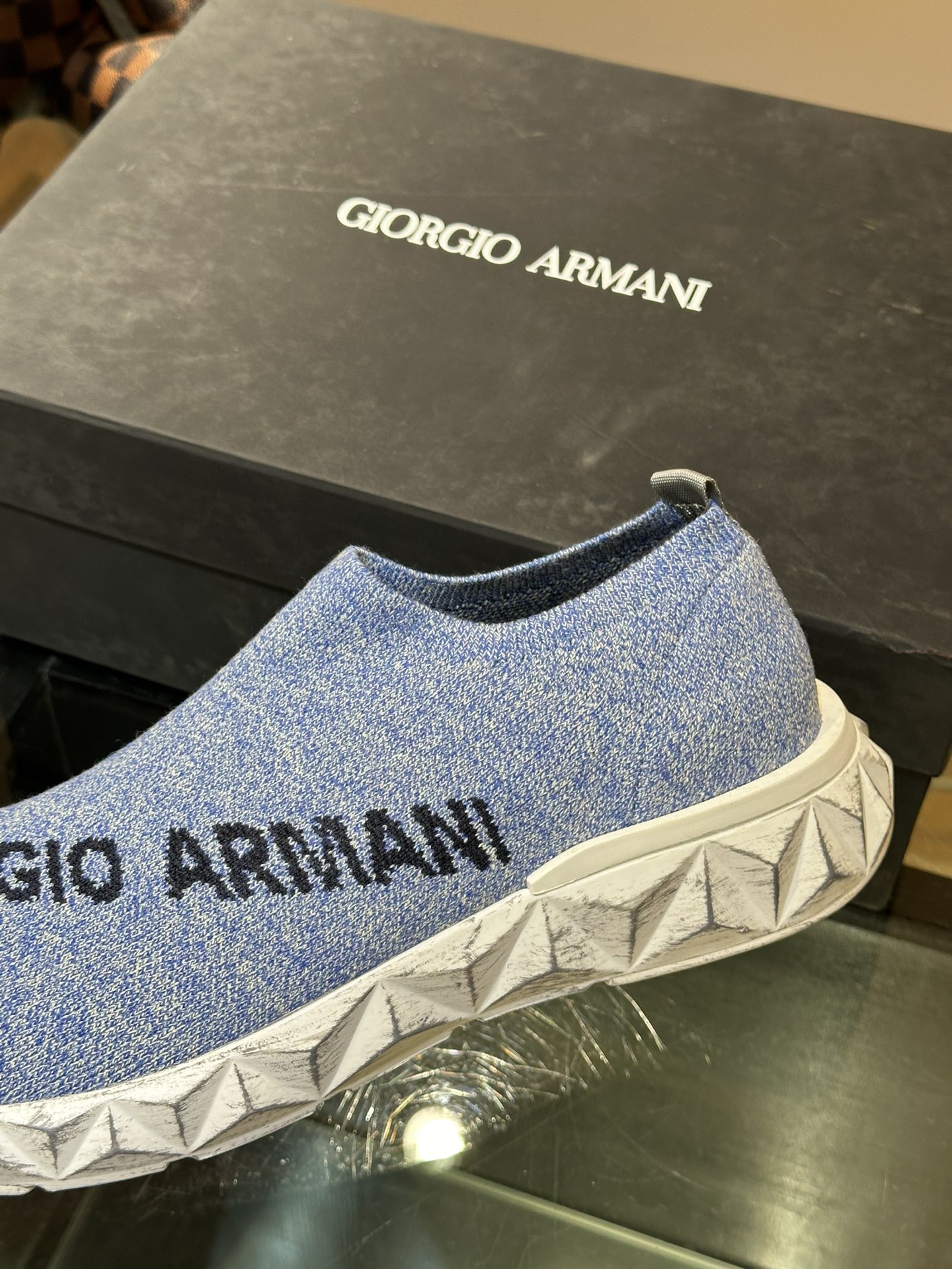 GIORGIOARMANI/乔治阿玛尼男士针织套穿运动休闲鞋这款运动休闲鞋采用进口高密度一体飞织布面运动