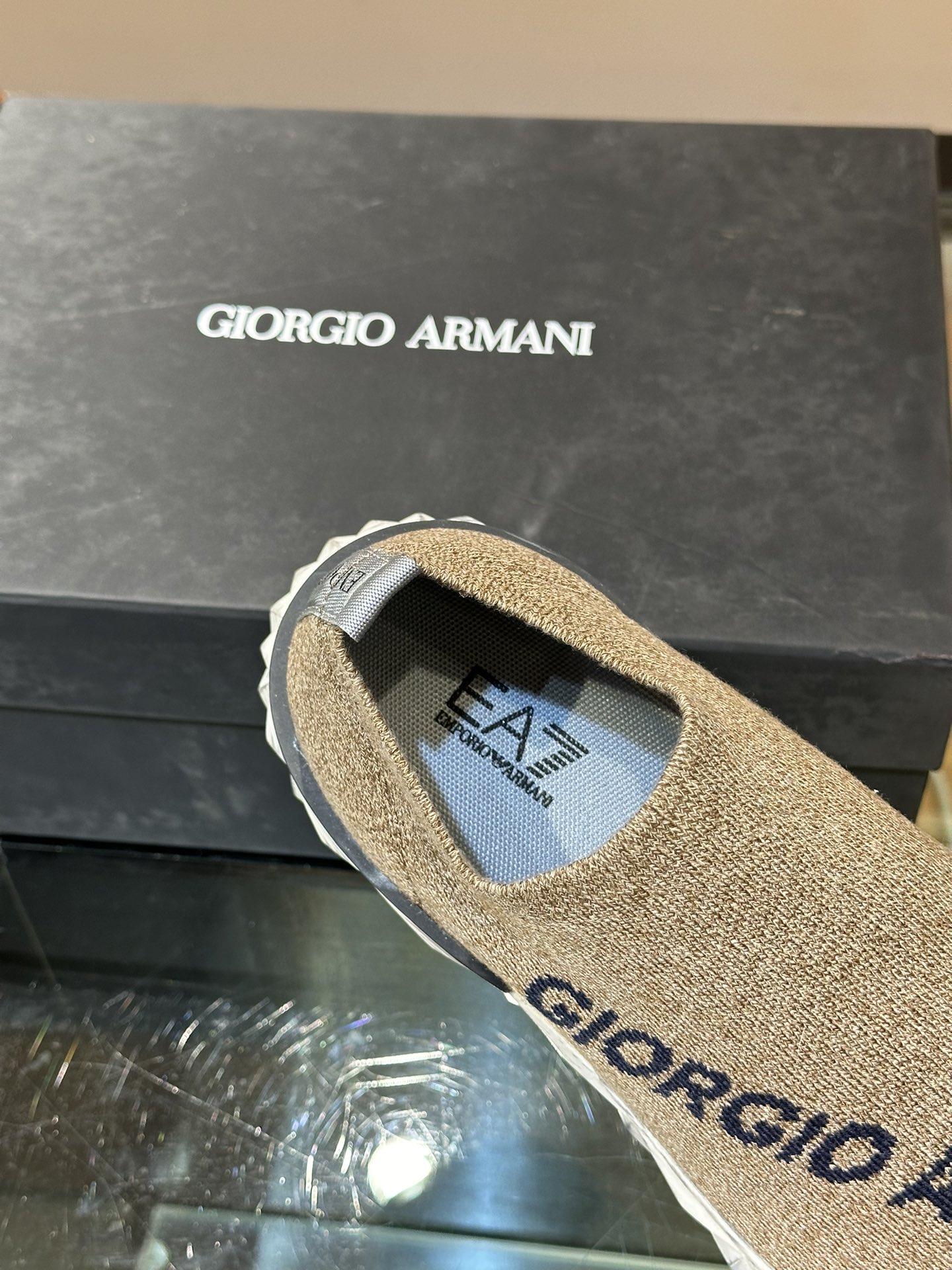 GIORGIOARMANI/乔治阿玛尼男士针织套穿运动休闲鞋这款运动休闲鞋采用进口高密度一体飞织布面运动