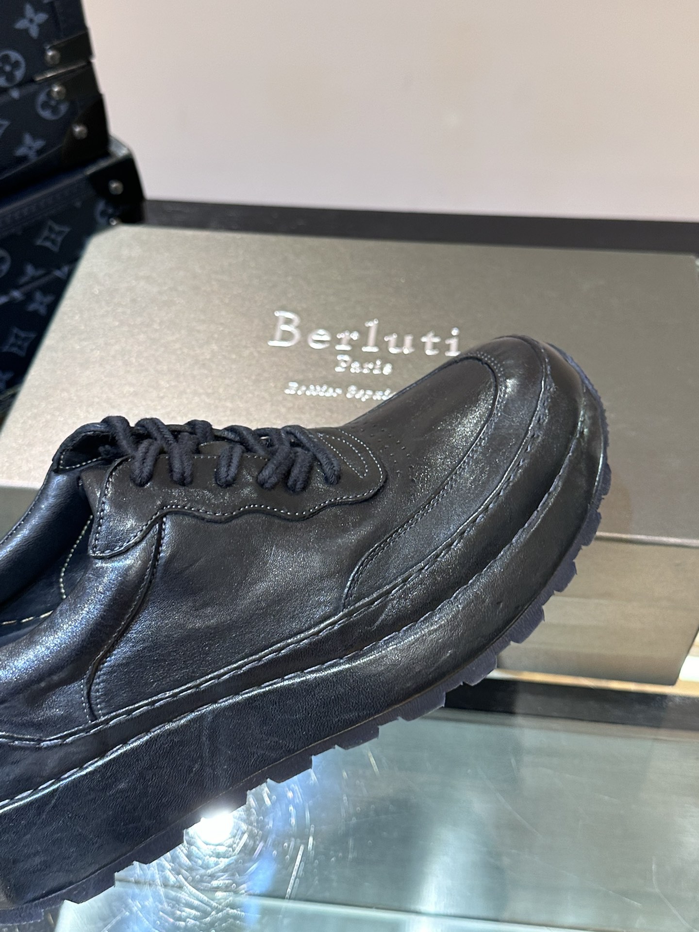 Berluti/布鲁提特别款男士皮革手工德比鞋水洗厚底皮鞋款式新颖时尚鞋面里外采用进口马皮制成皮质柔软细