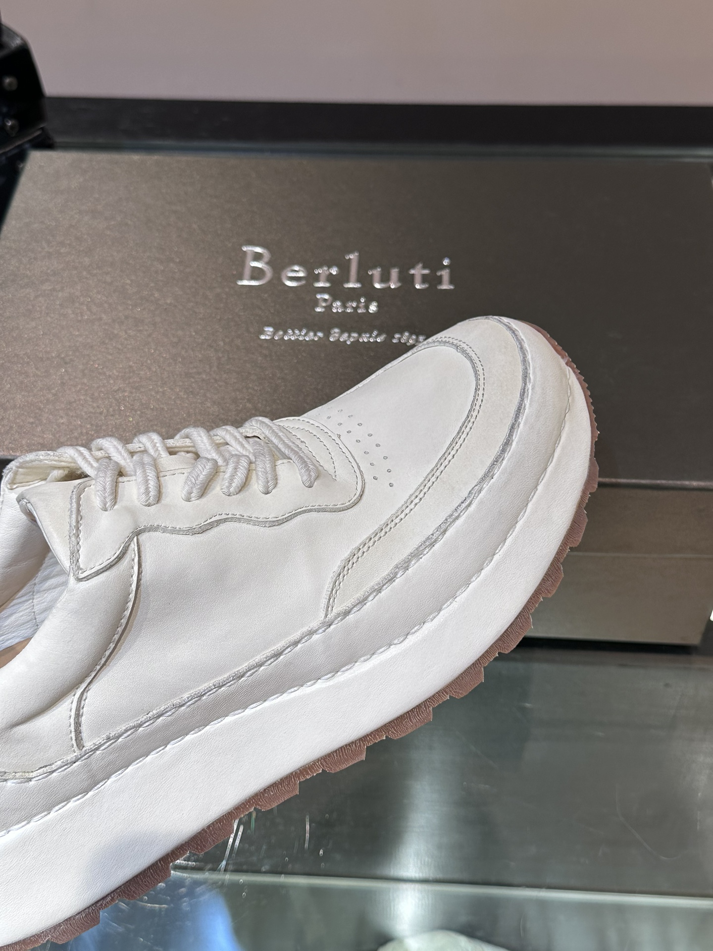 Berluti/布鲁提特别款男士皮革手工德比鞋水洗厚底皮鞋款式新颖时尚鞋面里外采用进口马皮制成皮质柔软细