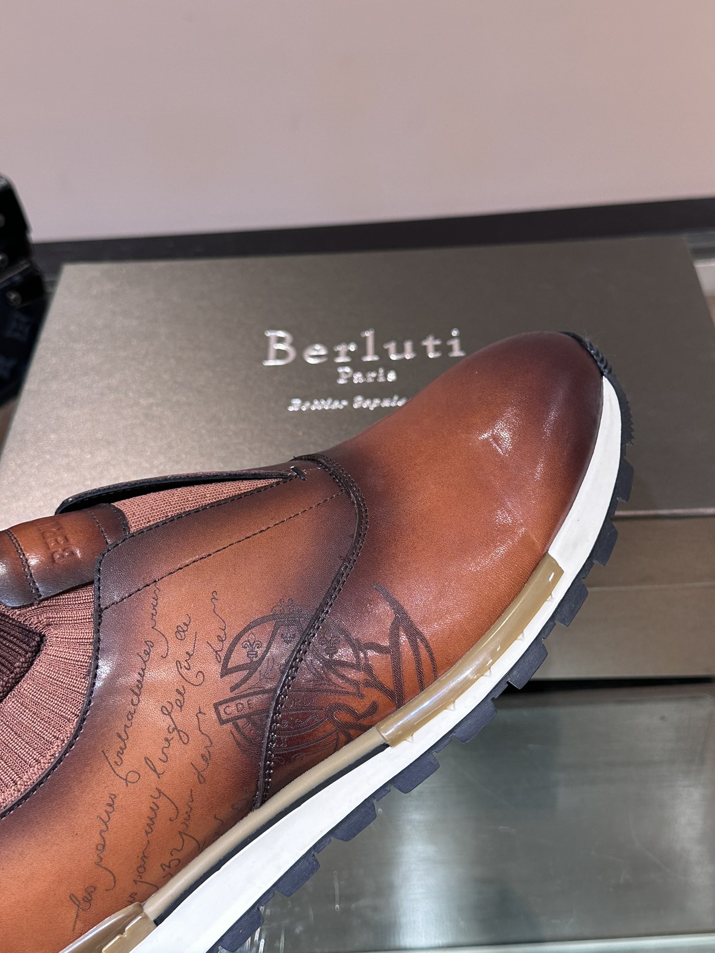 Berluti/布鲁提低帮休闲运动鞋这款百搭的低帮运动鞋鞋面采用进口小牛皮拼接网布外侧饰有scritto