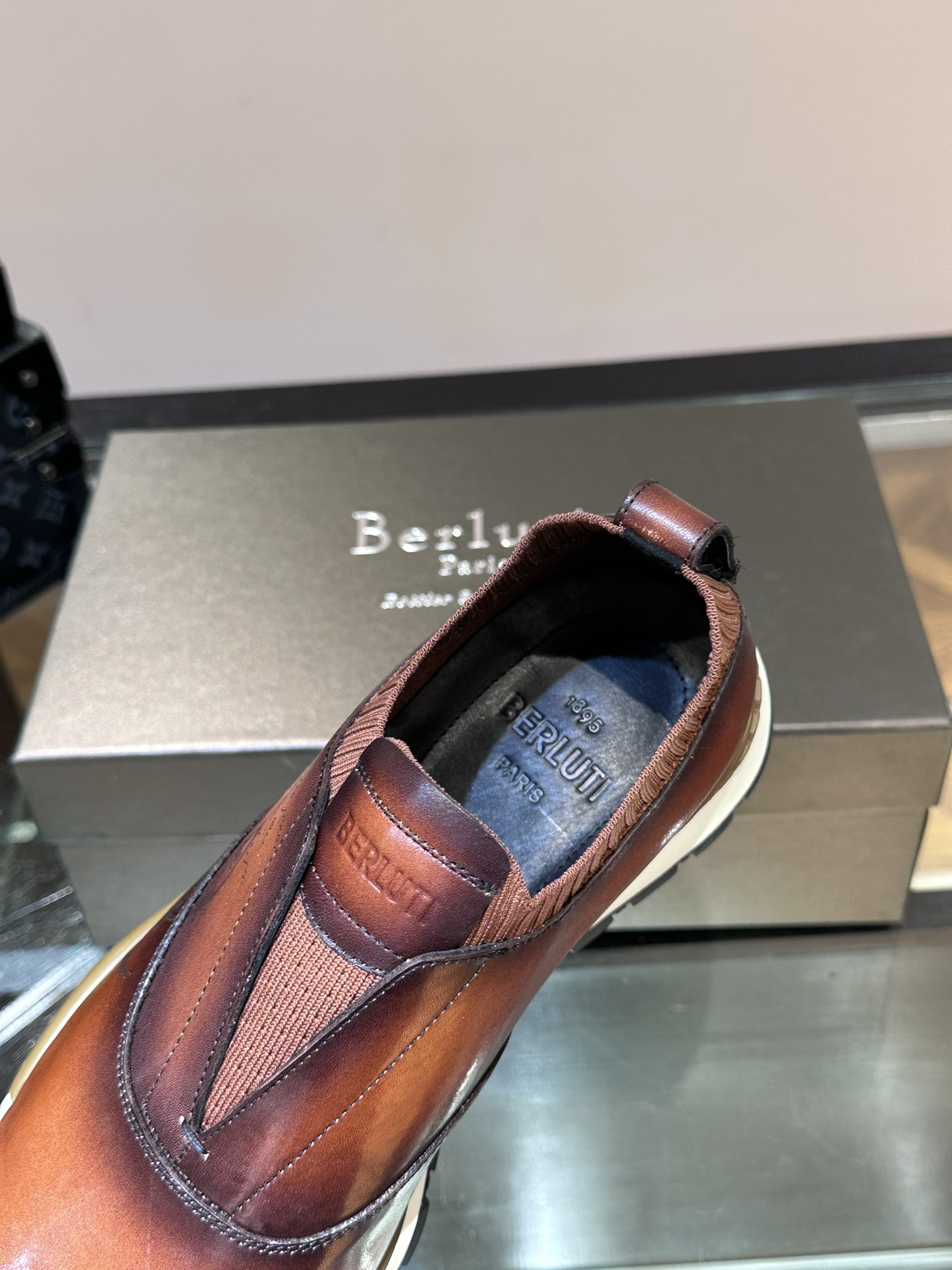 Berluti/布鲁提低帮休闲运动鞋这款百搭的低帮运动鞋鞋面采用进口小牛皮拼接网布外侧饰有scritto