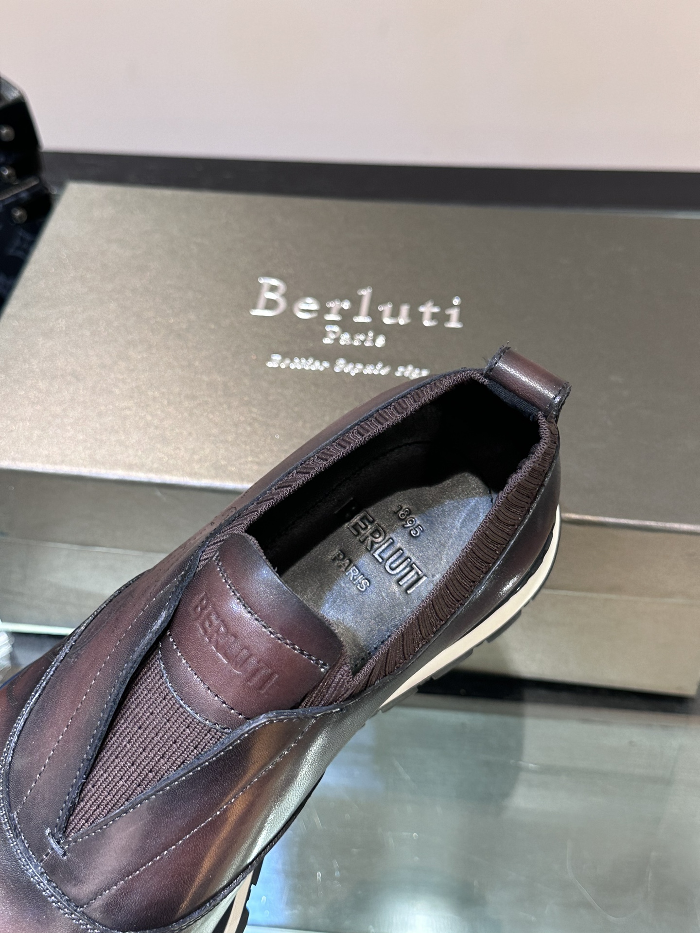 Berluti/布鲁提低帮休闲运动鞋这款百搭的低帮运动鞋鞋面采用进口小牛皮拼接网布外侧饰有scritto