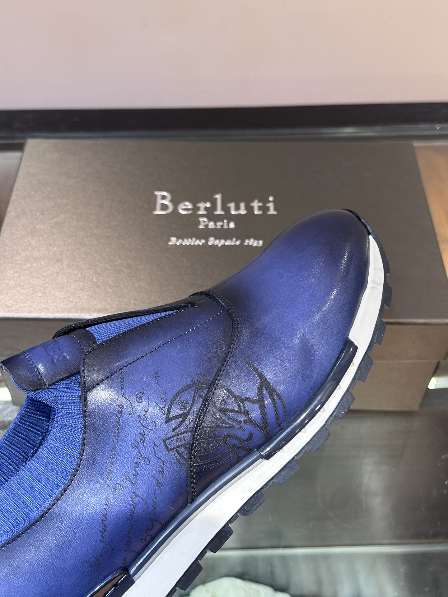 Berluti/布鲁提低帮休闲运动鞋这款百搭的低帮运动鞋鞋面采用进口小牛皮拼接网布外侧饰有scritto