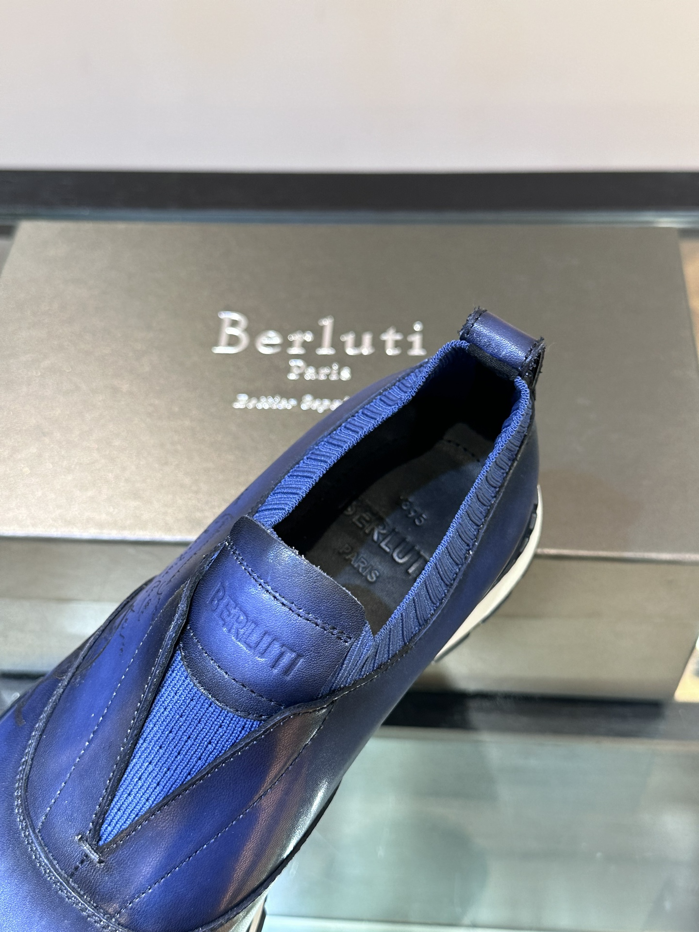 Berluti/布鲁提低帮休闲运动鞋这款百搭的低帮运动鞋鞋面采用进口小牛皮拼接网布外侧饰有scritto