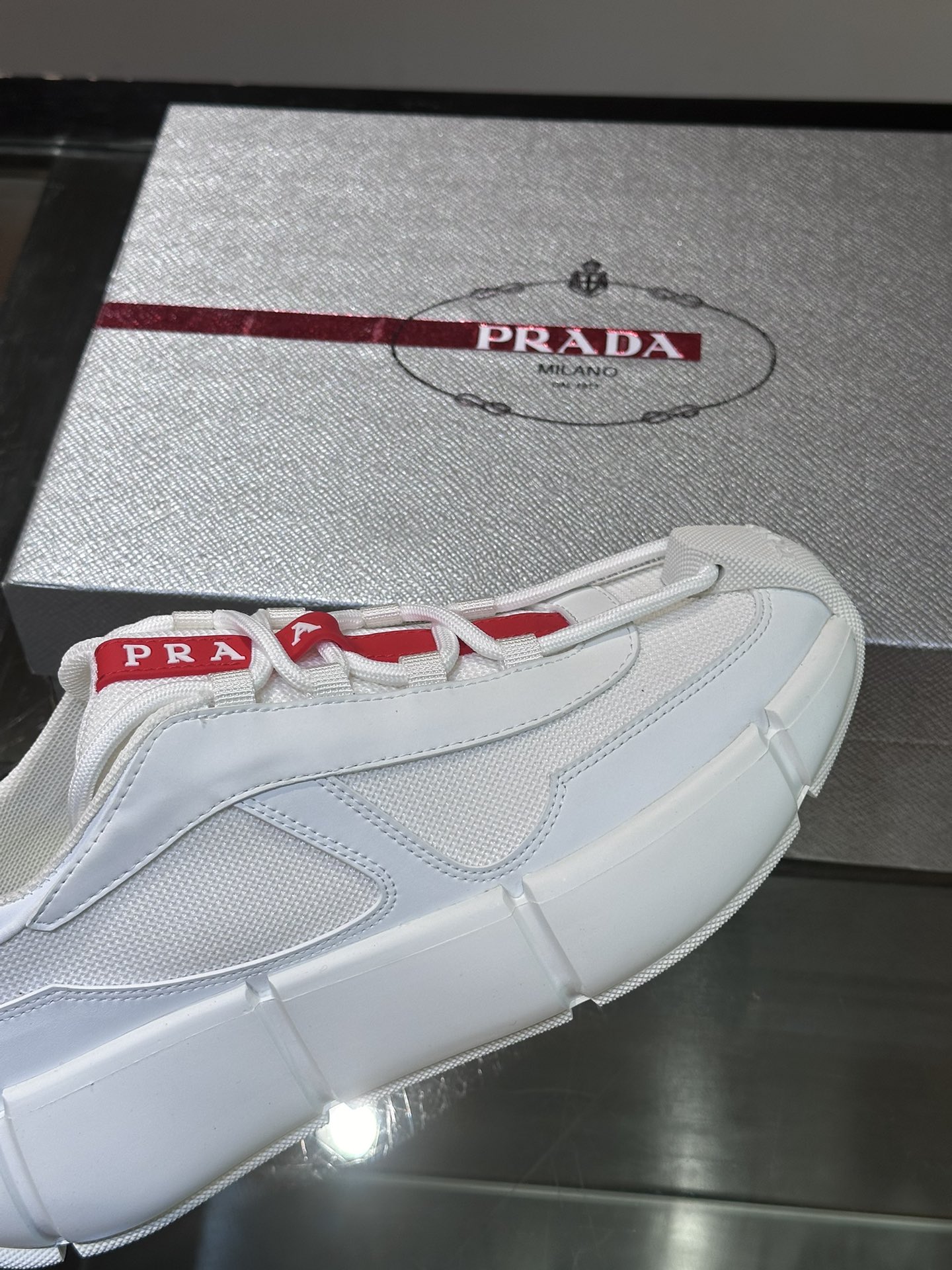 PRADA/普拉达男士系带皮革休闲运动鞋鞋面牛皮拼接透气网面打造柔软舒适透气鞋舌装饰PRADA品牌字母标