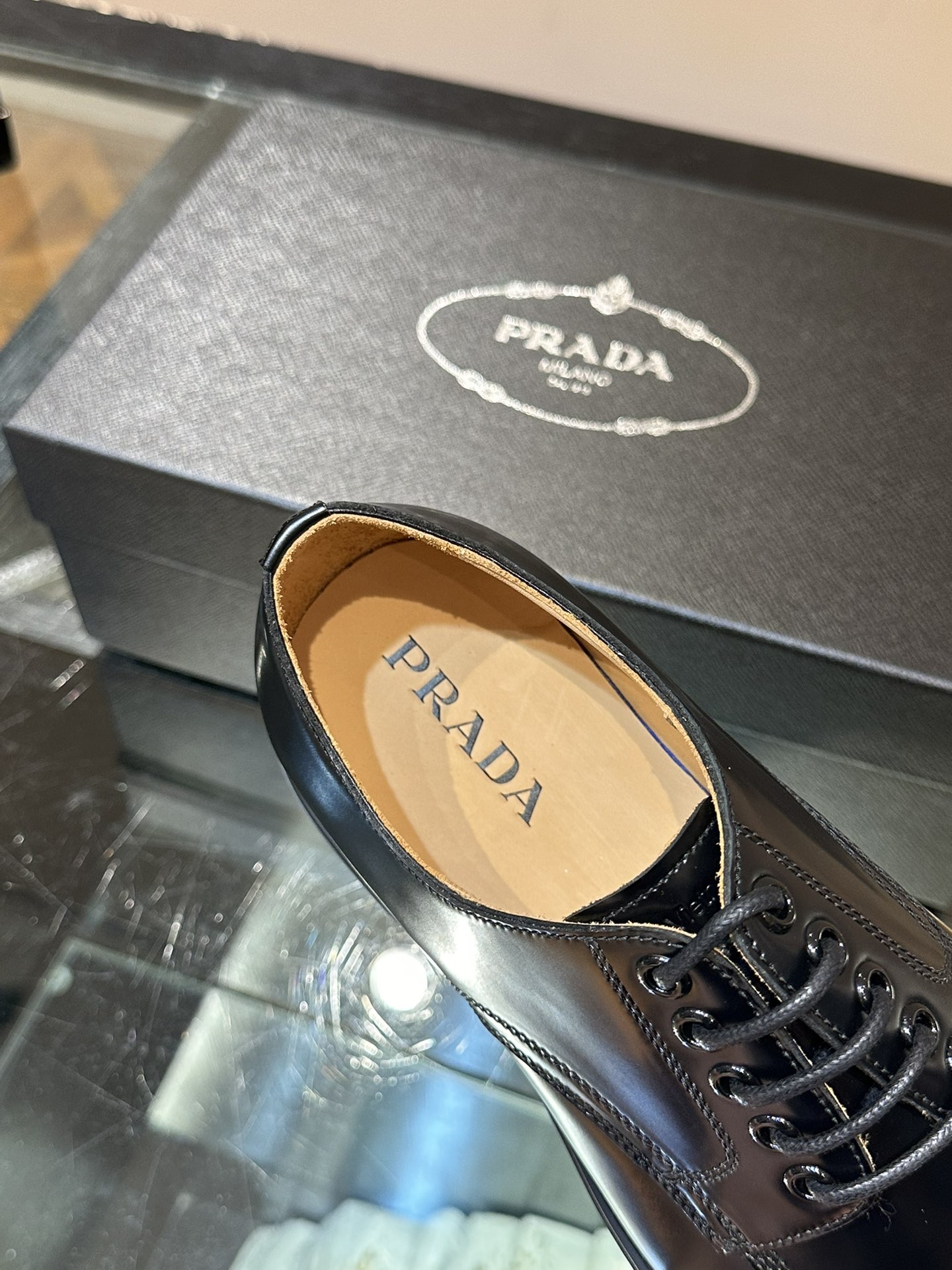 Prada/普拉达新款亮面皮革德比鞋采用意大利进口开边珠鞋面德比鞋型大块拼接设计耐穿不变形重工打造精致马