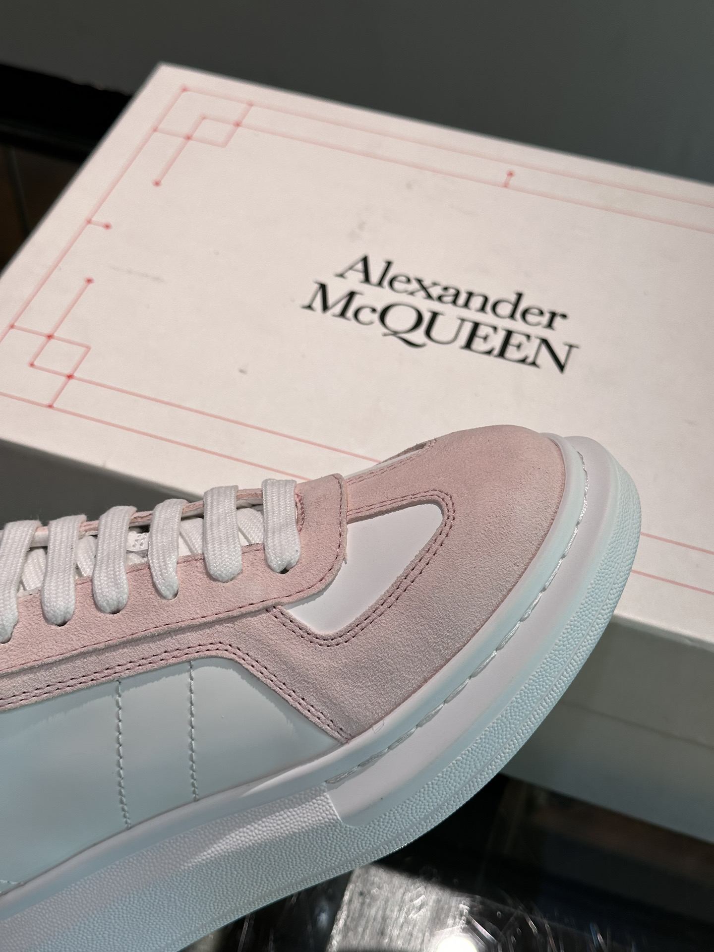 ALEXANDERMCQUEEN/亚历山大麦昆情侣款阔形厚底增高鞋经典百搭小白鞋圆头设计搭配宽扁鞋带鞋舌