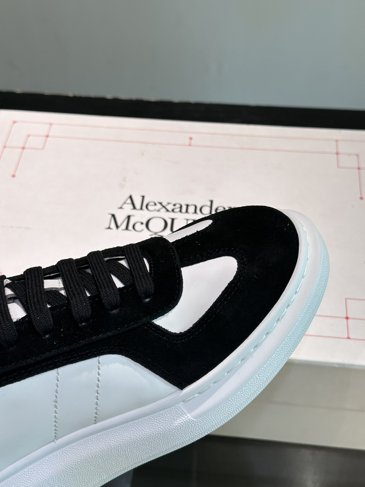 ALEXANDERMCQUEEN/亚历山大麦昆情侣款阔形厚底增高鞋经典百搭小白鞋圆头设计搭配宽扁鞋带鞋舌