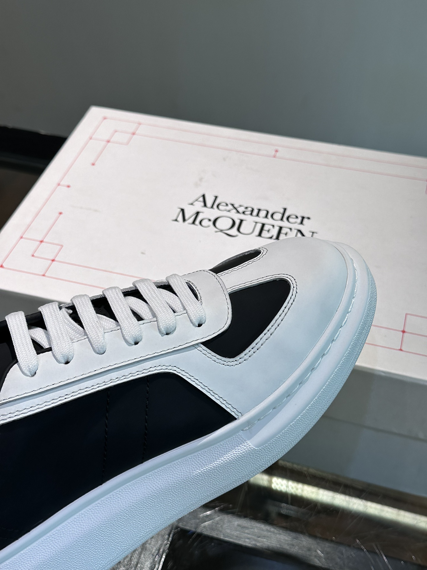 ALEXANDERMCQUEEN/亚历山大麦昆情侣款阔形厚底增高鞋经典百搭小白鞋圆头设计搭配宽扁鞋带鞋舌