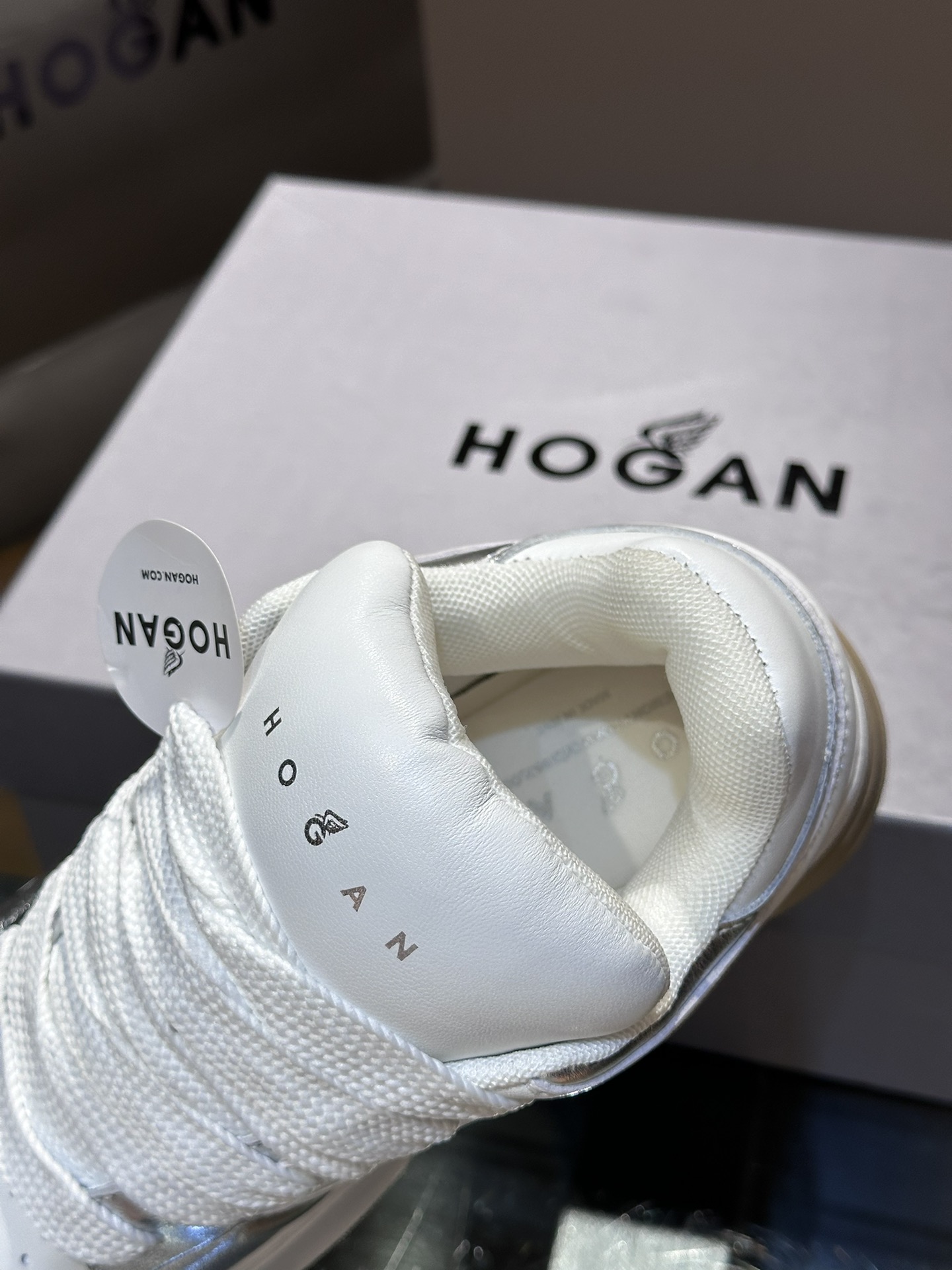 Hogan/霍根fw24情侣款厚底面包鞋运动鞋脚感轻盈增高效果满分小牛皮材质科技立体弹力内垫这款运动鞋汲