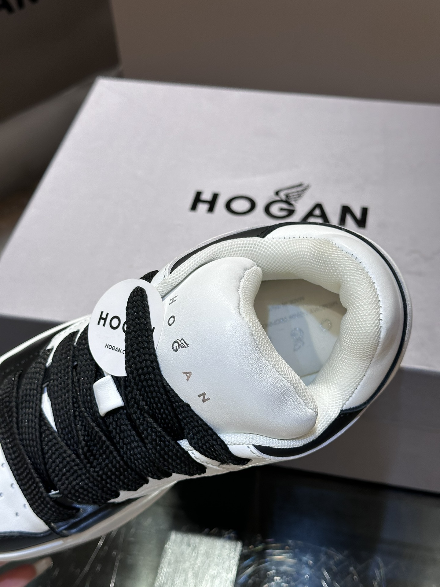 Hogan/霍根fw24情侣款厚底面包鞋运动鞋脚感轻盈增高效果满分小牛皮材质科技立体弹力内垫这款运动鞋汲